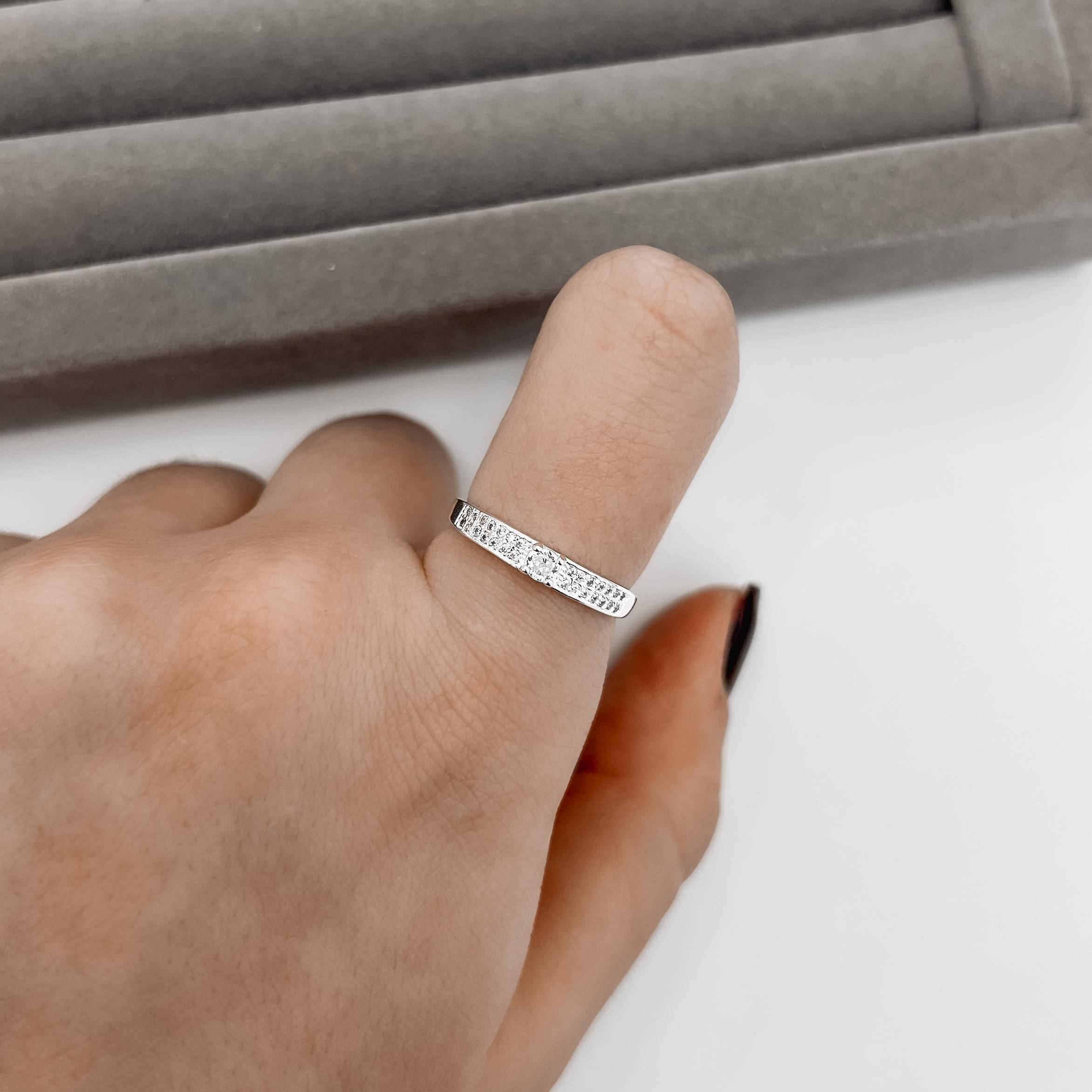 Imagem Secundária Anel meia aliança duplo cravejado com solitário 