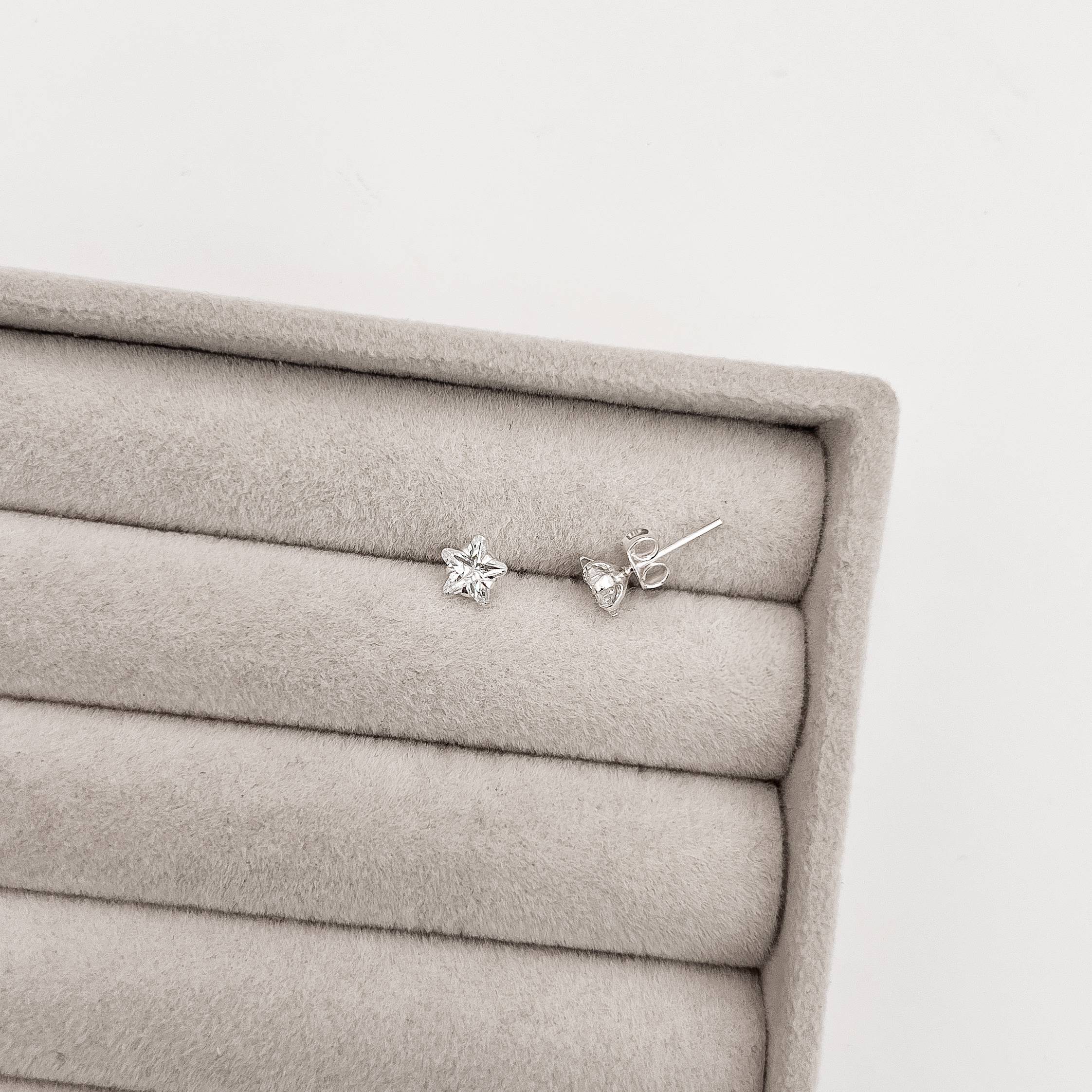 Brinco zircônia estrela cristal 6mm