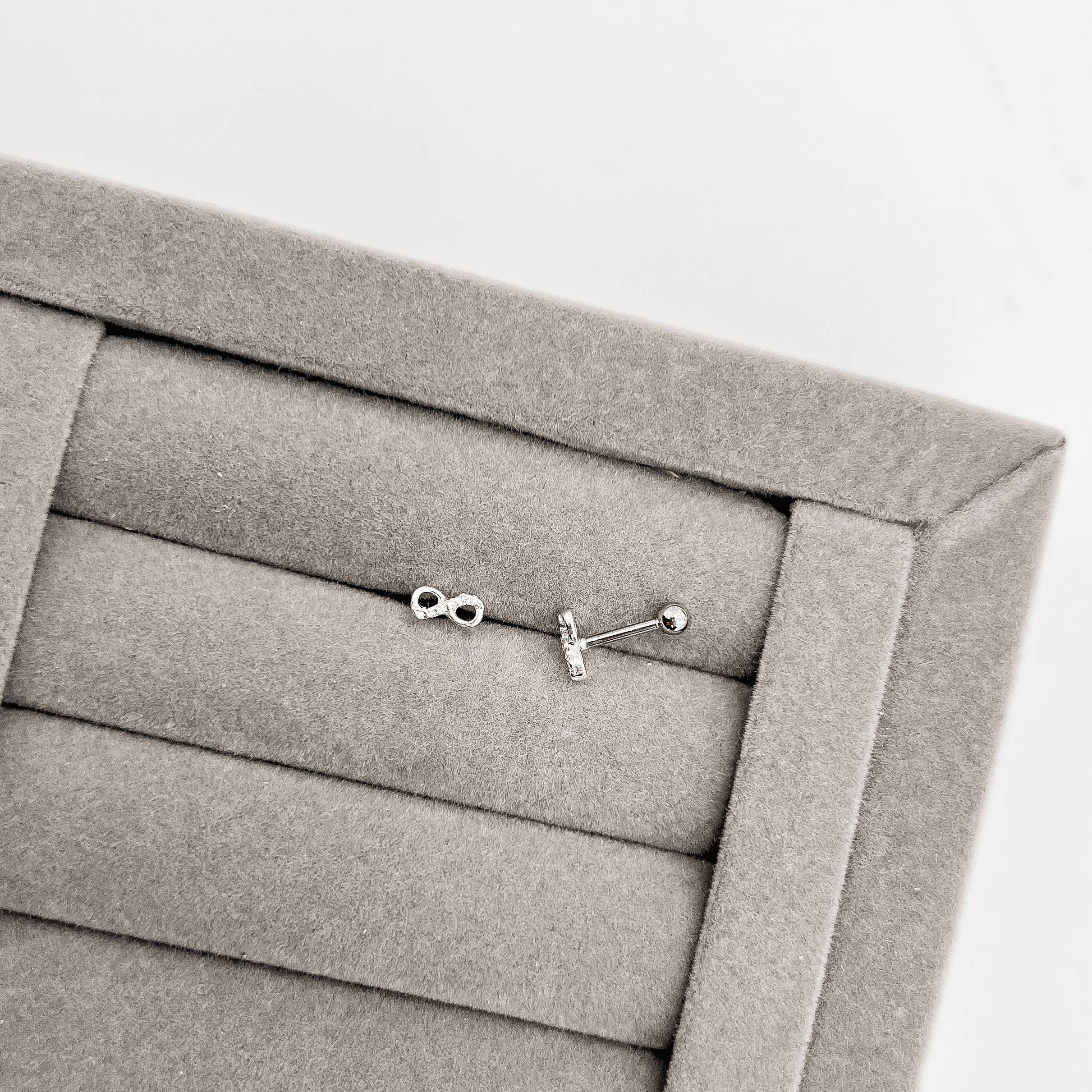 Piercing haste infinito detalhe cravejado direito 6mm