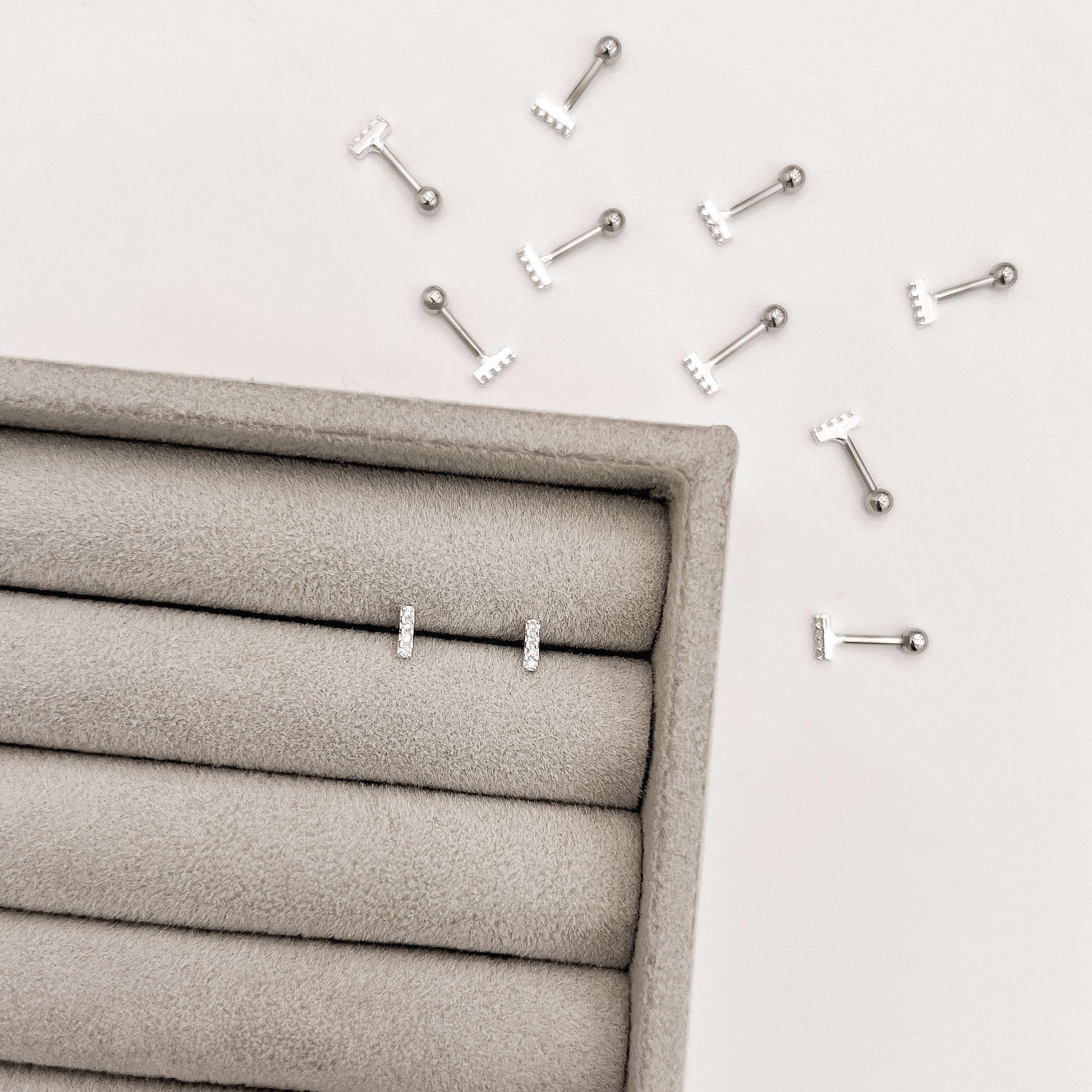 Piercing haste palito 4 zircônias 5mm