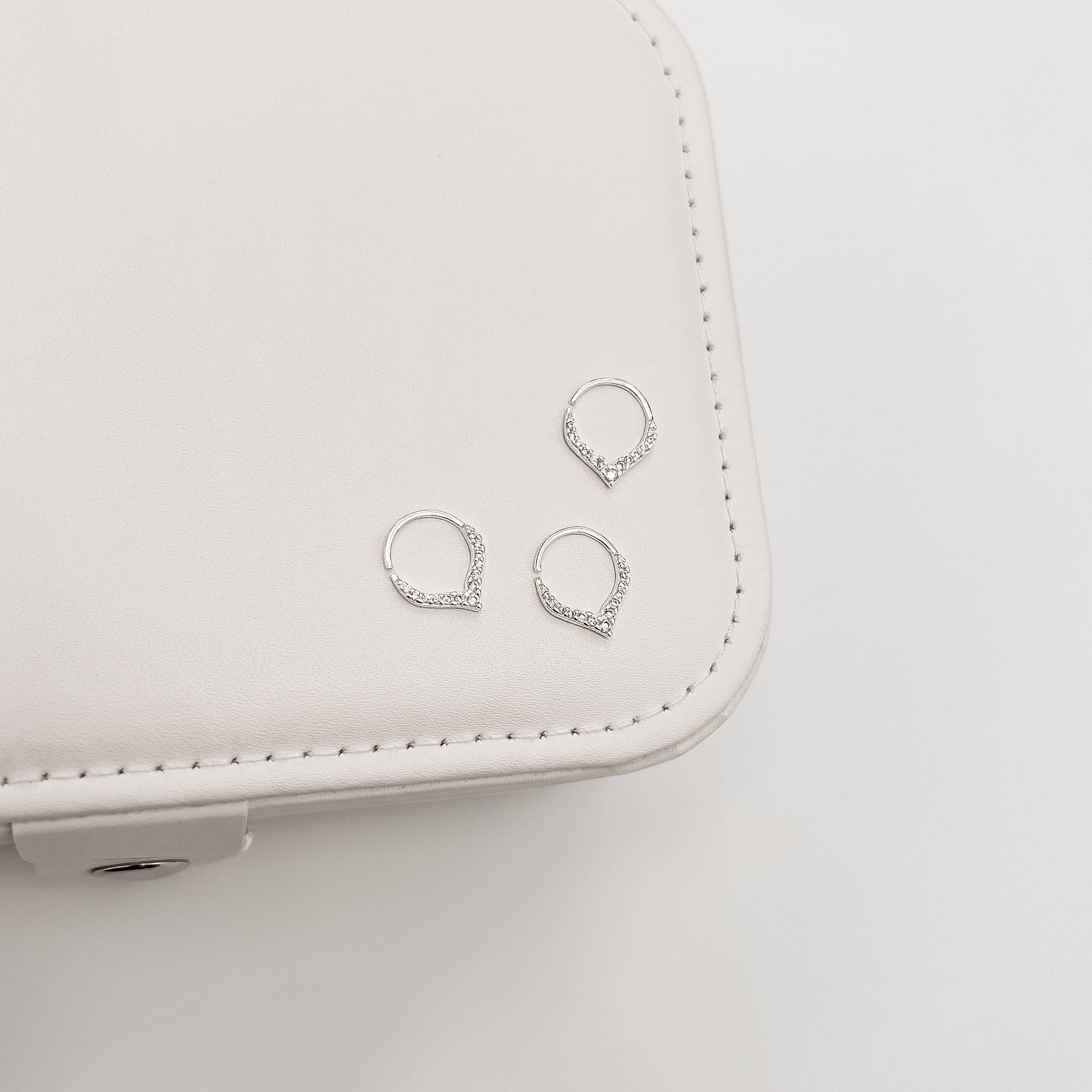 Piercing argola V cravejado 10mm