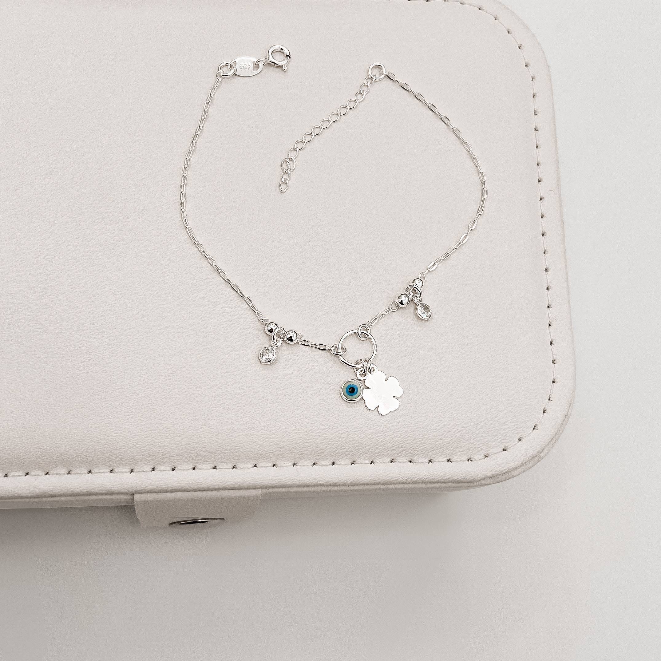 Imagem Secundária Pulseira entremeio bolas e círculo com pingentes olho grego, trevo e zircônias