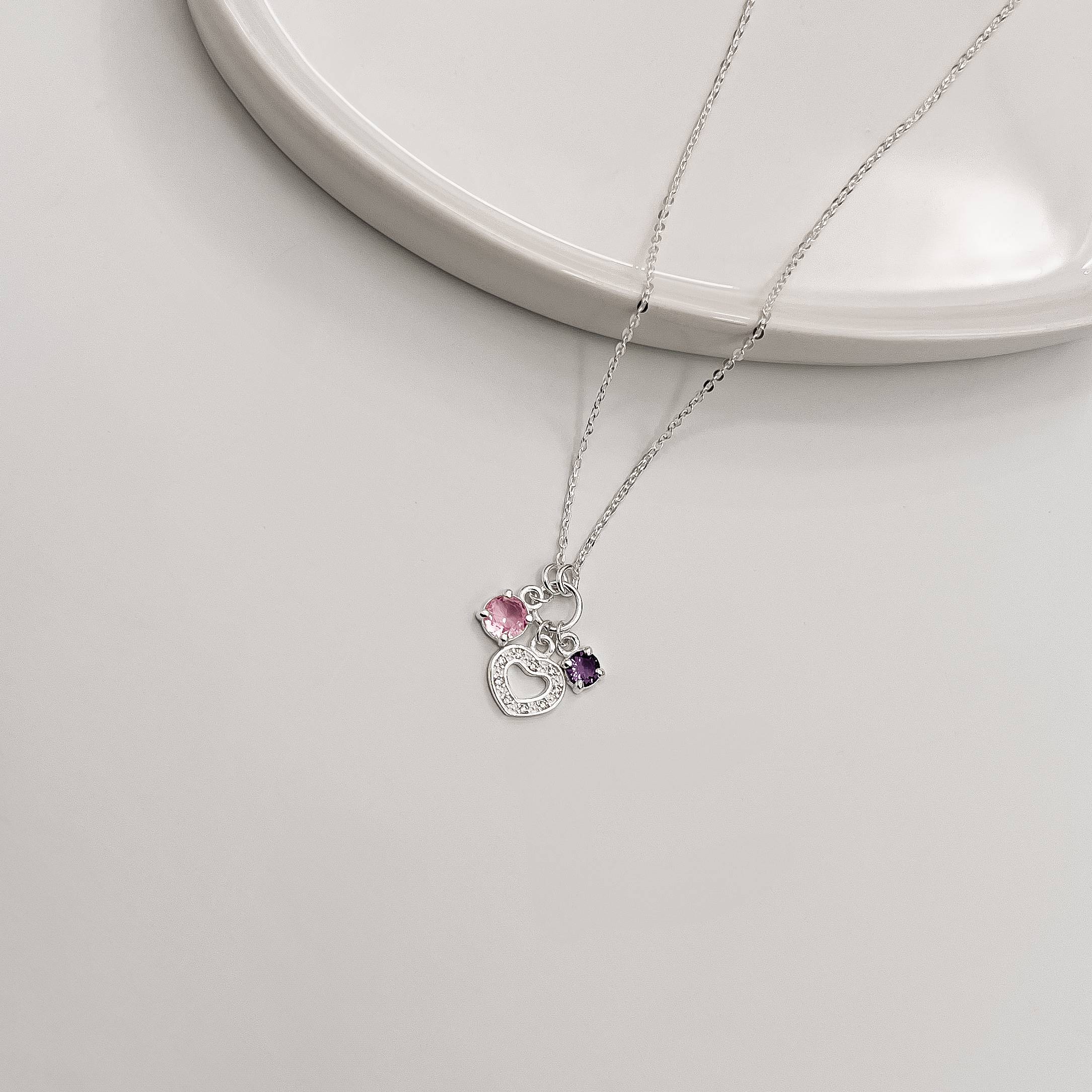 Imagem Colar entremeio círculo pingentes coração vazado cravejado, zircônias rosa e roxo corrente cadeadinho 40+5cm