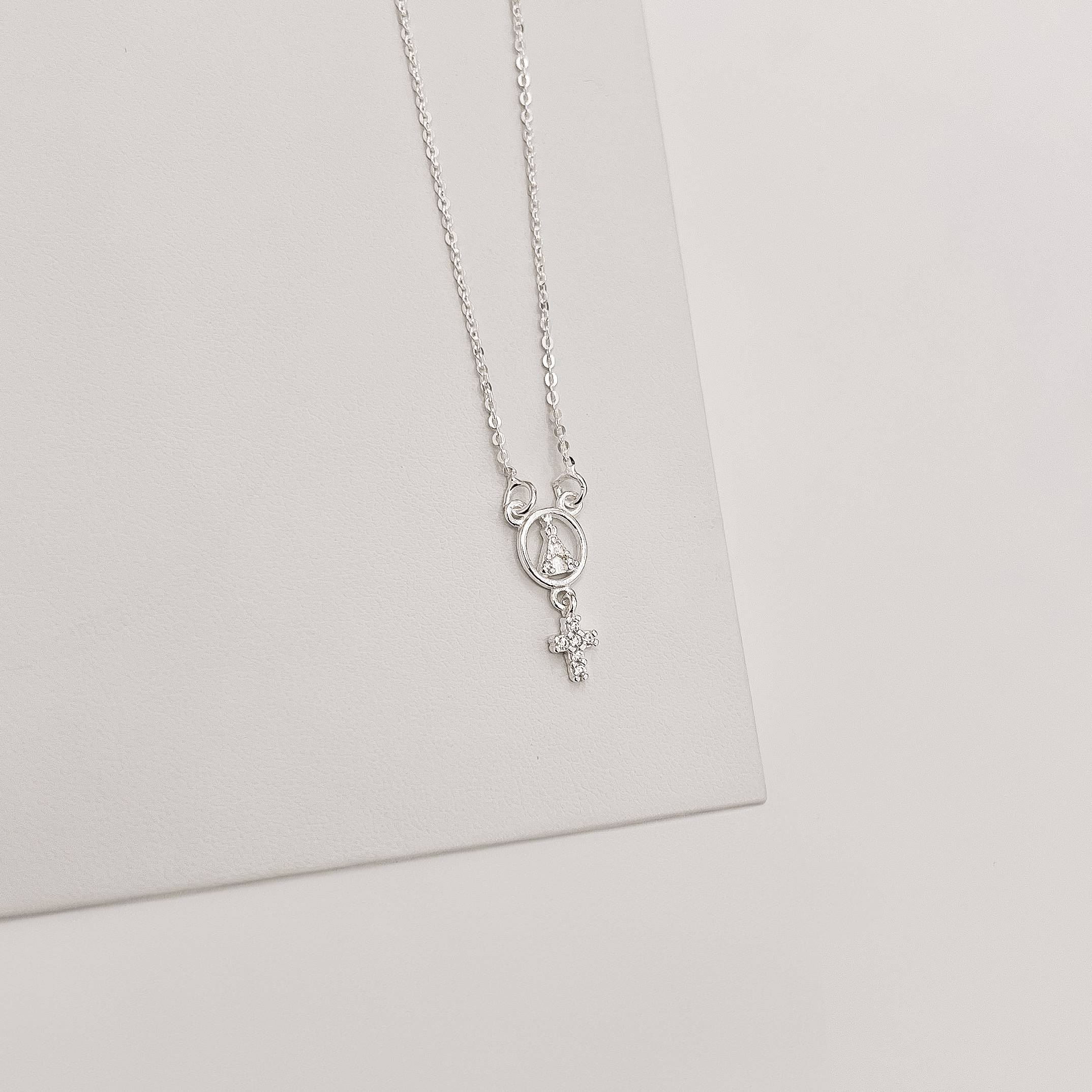 Imagem Secundária Colar pingente medalha Nsa. Sra. Aparecida com pingente cruz cravejada 17mm corrente cadeadinho 40+5cm