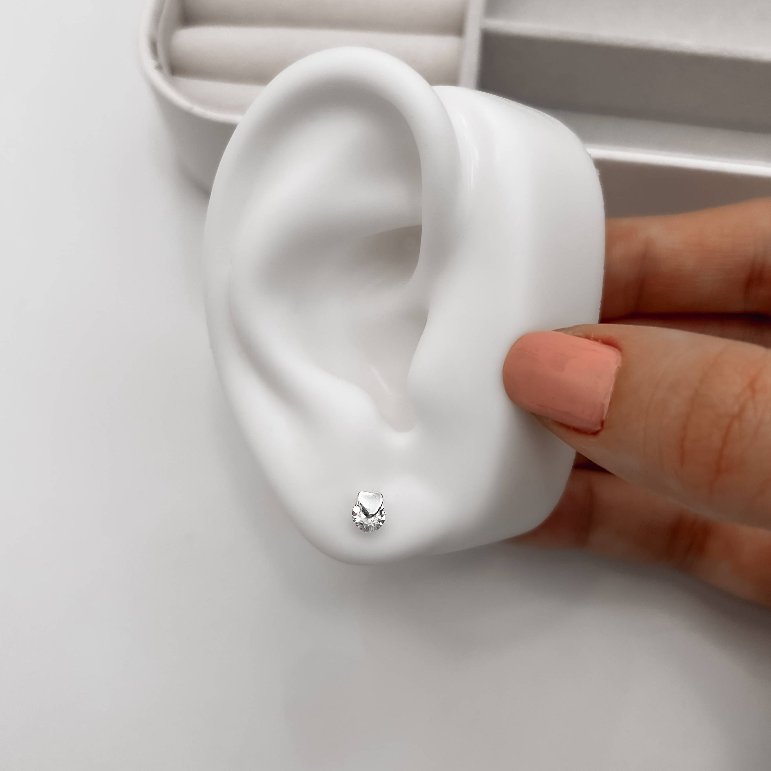 Imagem Brinco coração com zircônia redonda 5mm