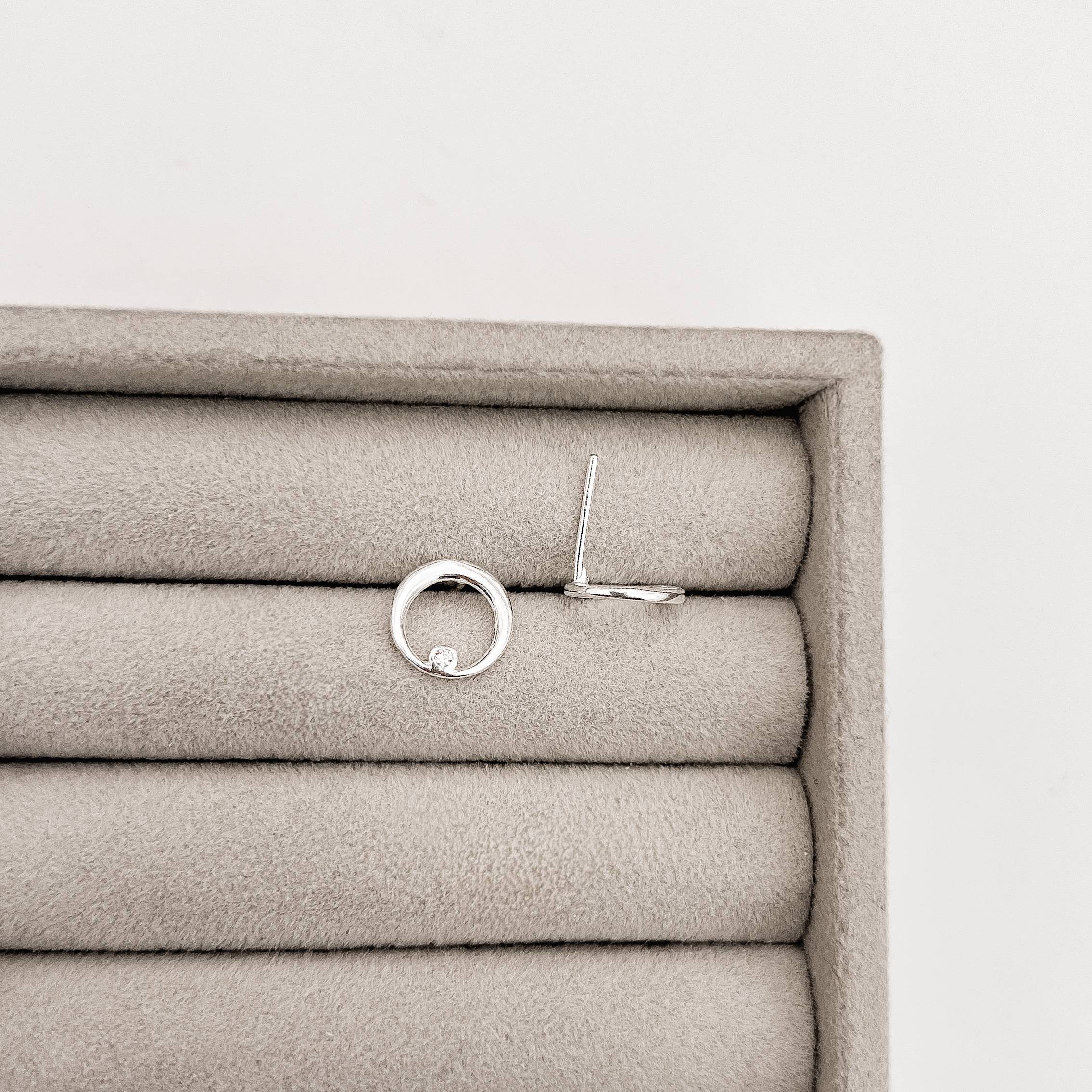 Imagem Brinco círculo vazado com zircônia 10mm