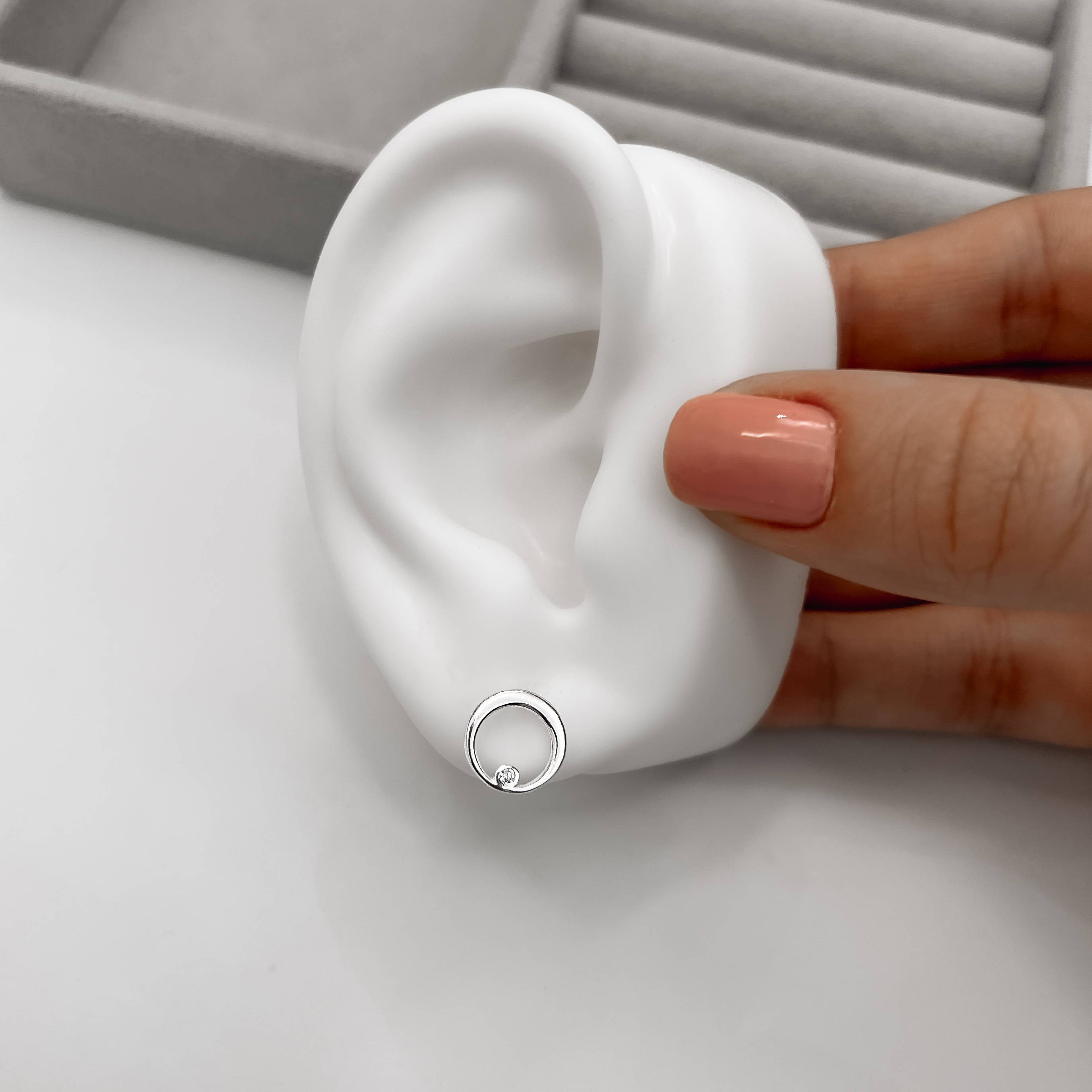 Imagem Secundária Brinco círculo vazado com zircônia 10mm