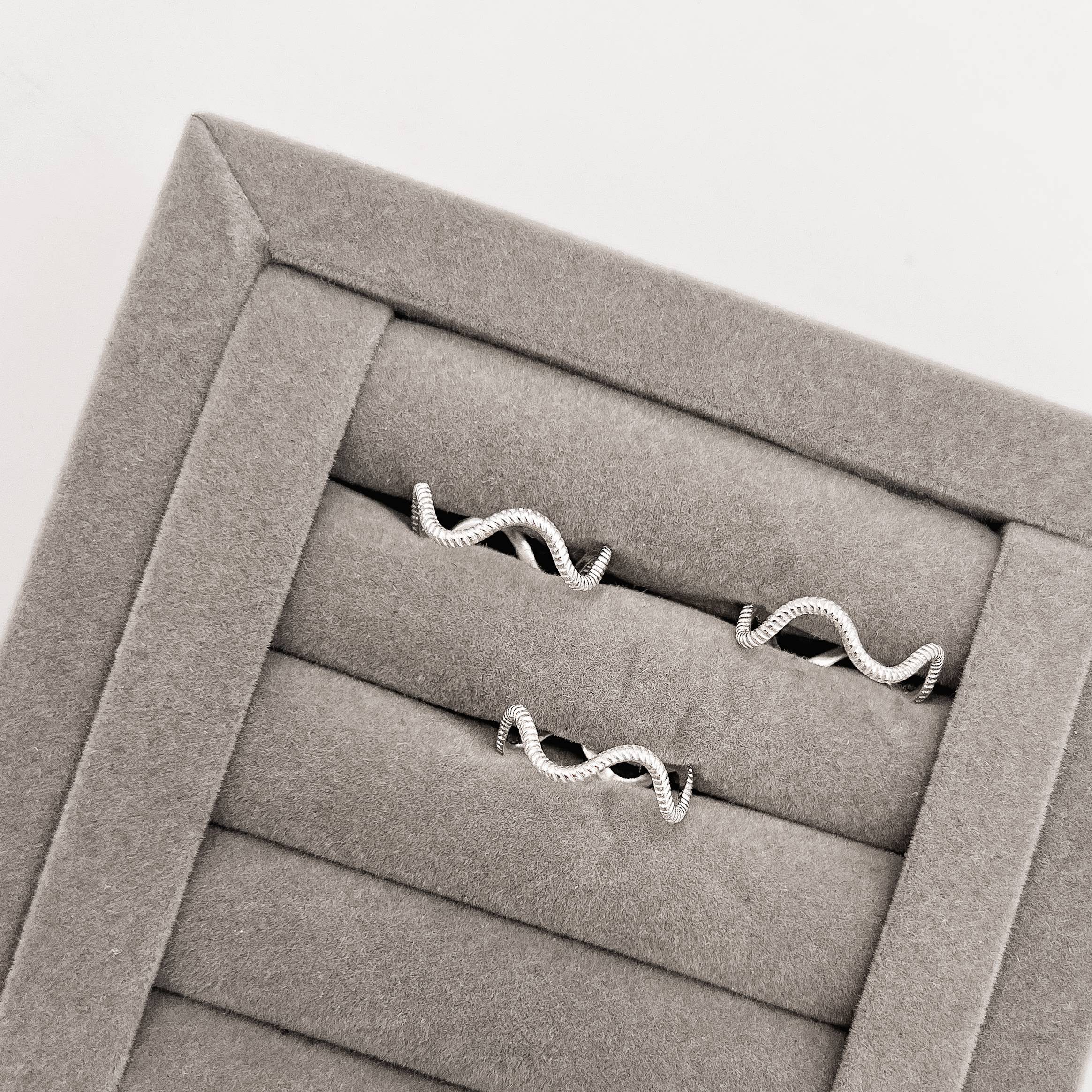 Anel ondulado riscado