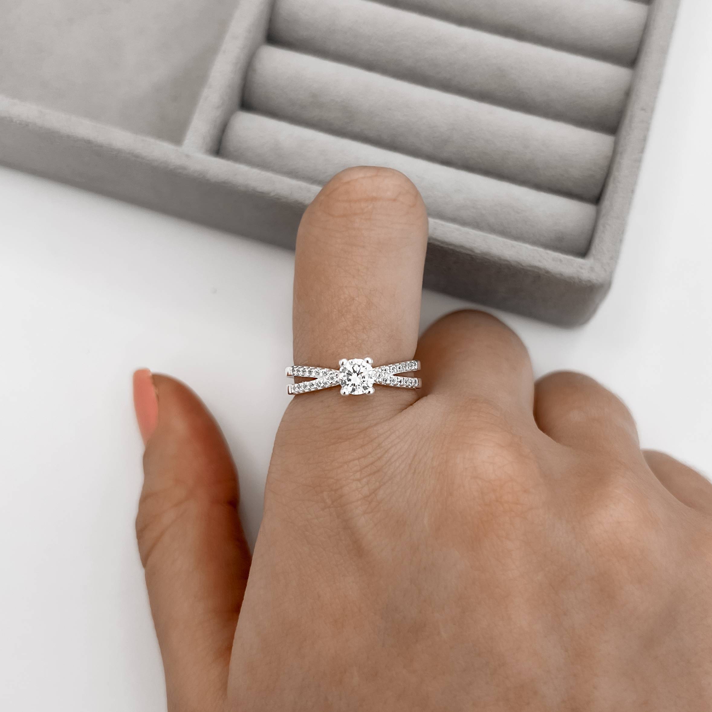 Imagem Anel solitário 5mm fio duplo cravejado