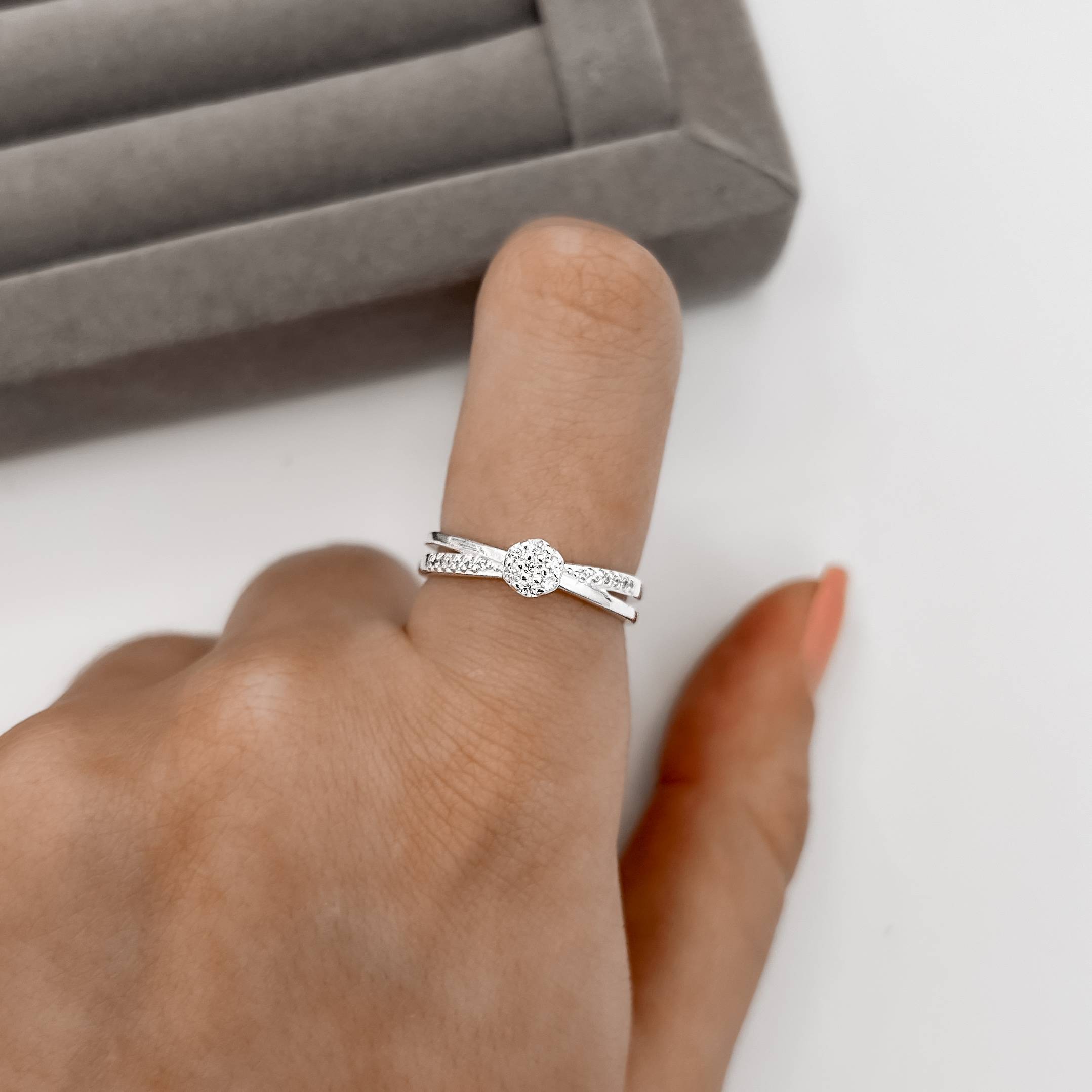 Imagem Secundária Anel botão cravejado com fio duplo 