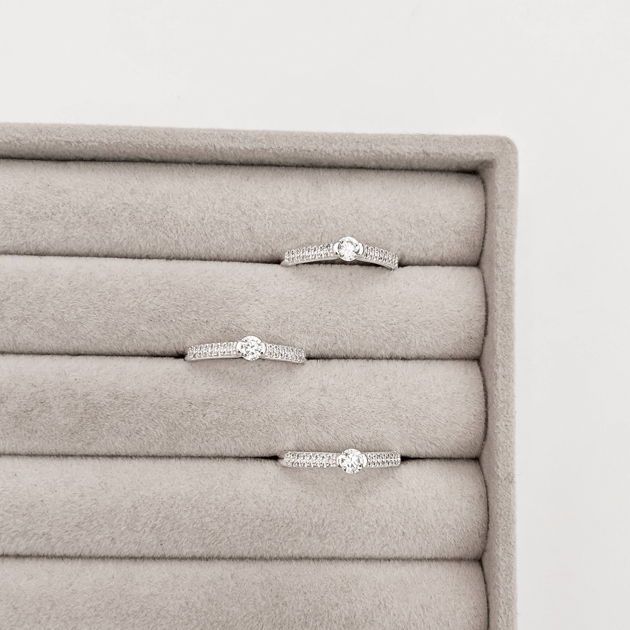 Imagem Anel solitário 4mm com duplo cravejado