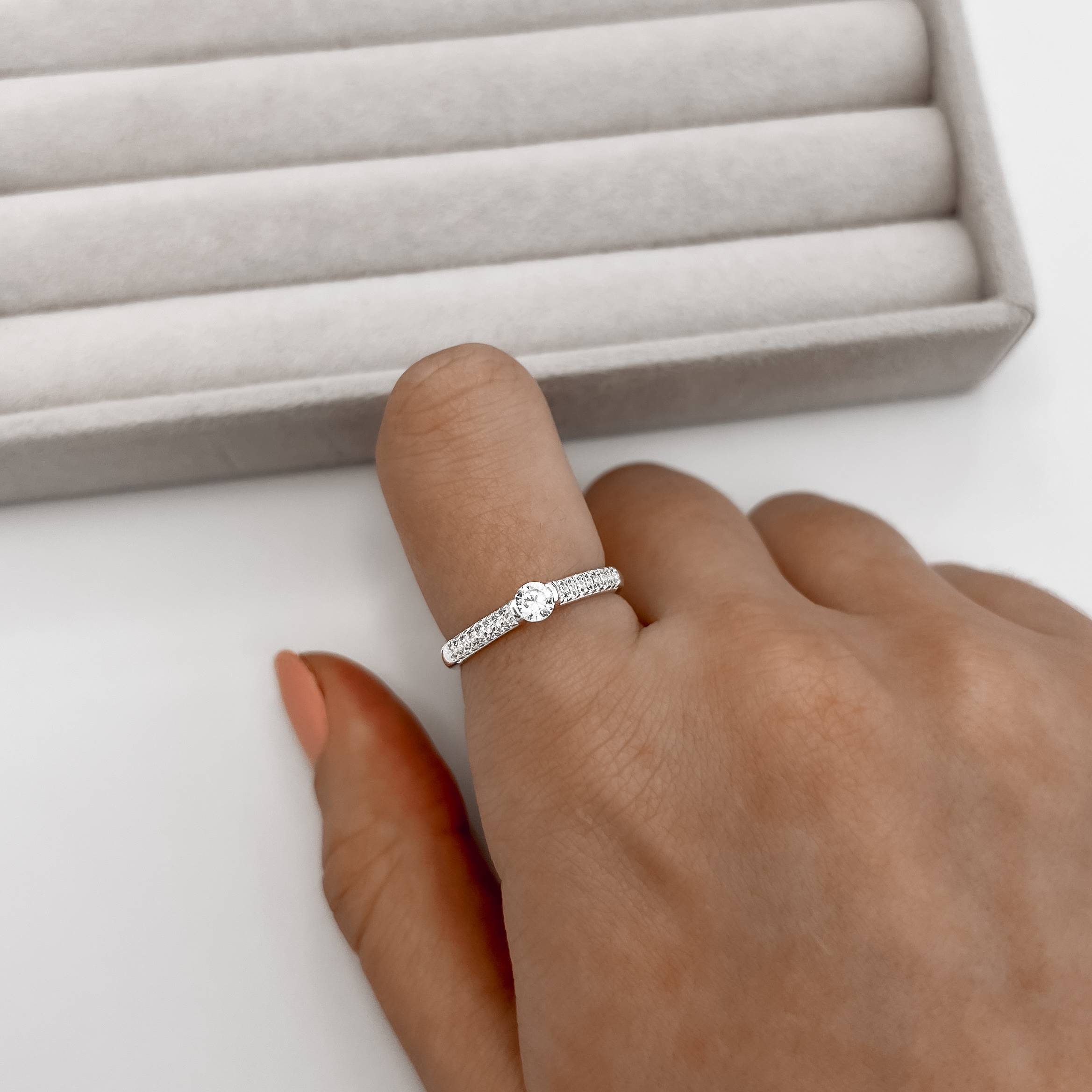 Imagem Secundária Anel solitário 4mm com duplo cravejado