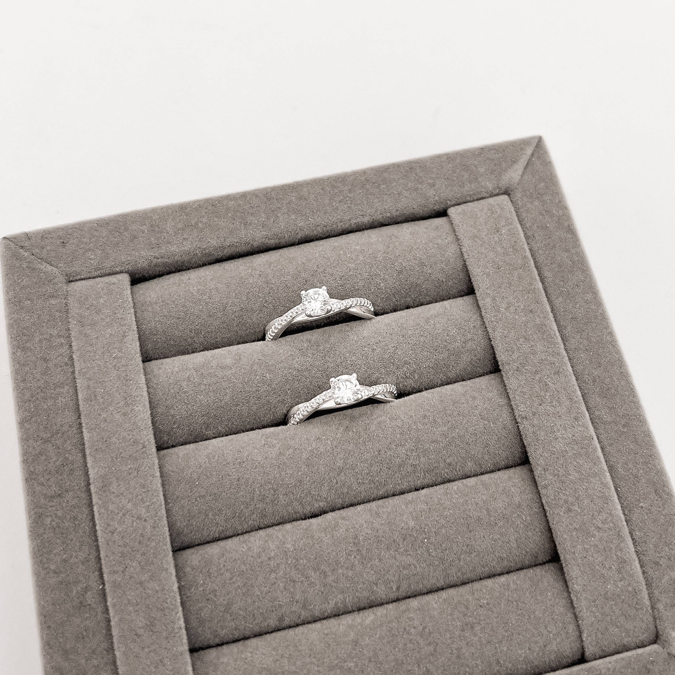 Imagem Anel solitário 5mm com fio trançado cravejado