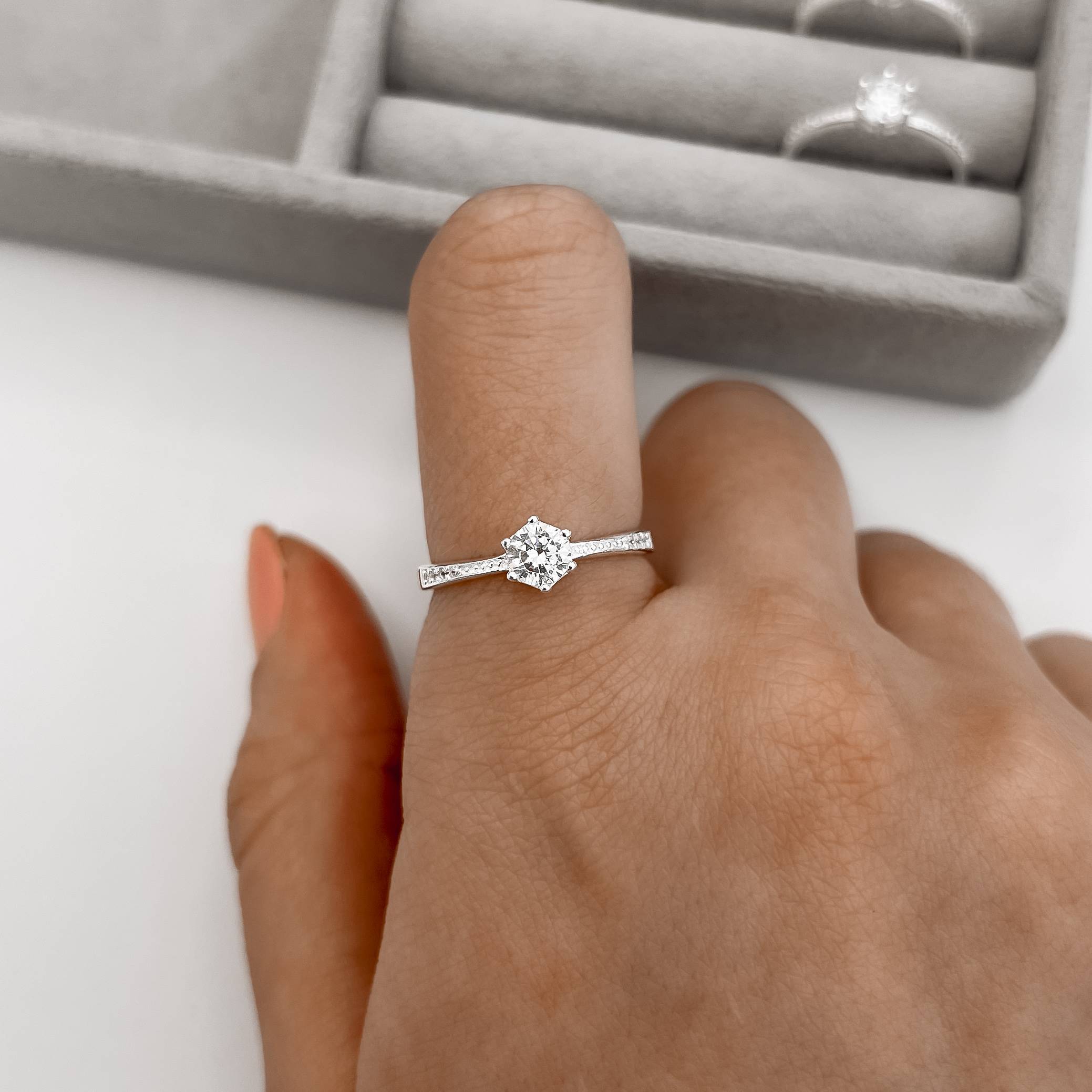 Imagem Secundária Anel solitário 5mm com cravejado