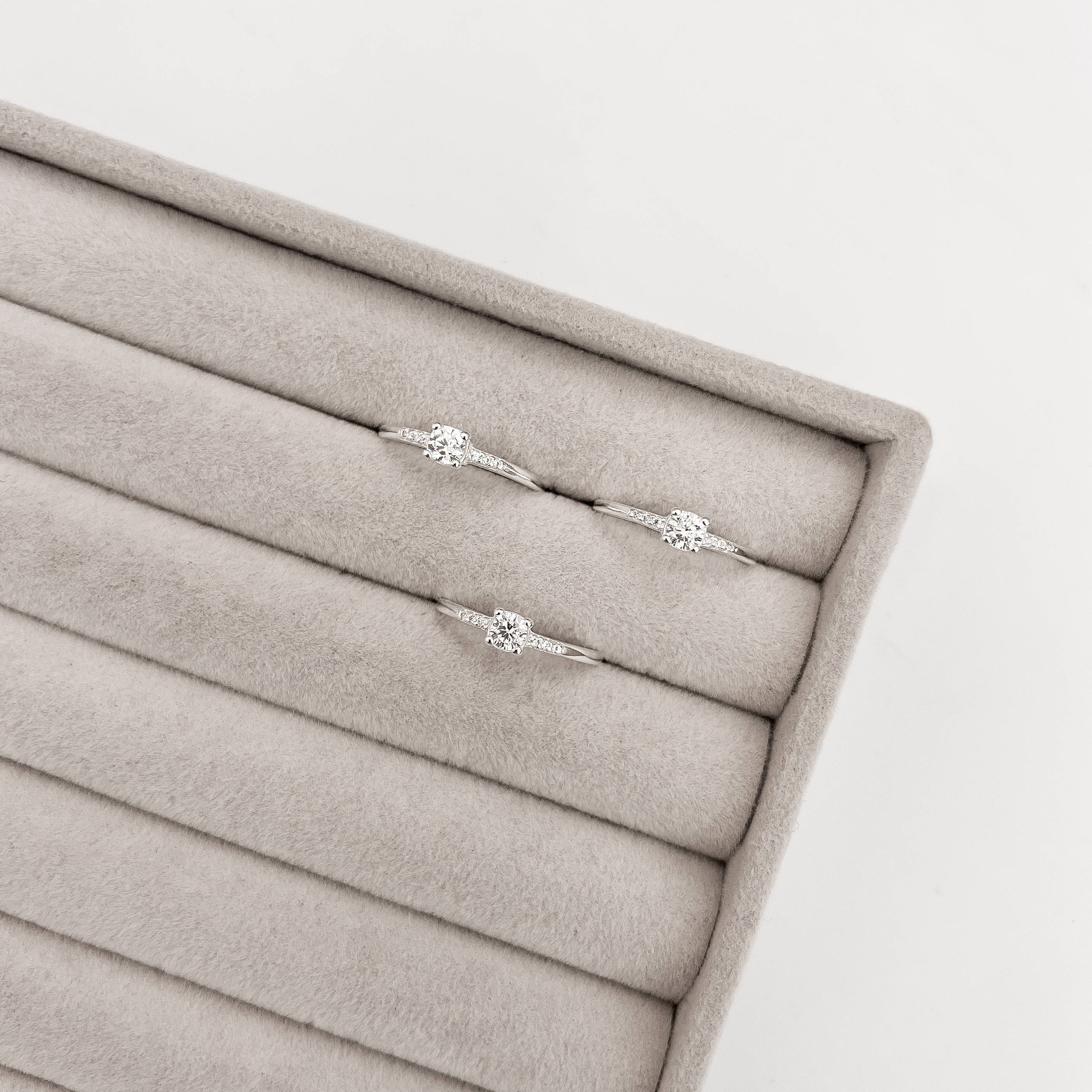 Imagem Secundária Anel solitário 4mm caixa alta com cravejado