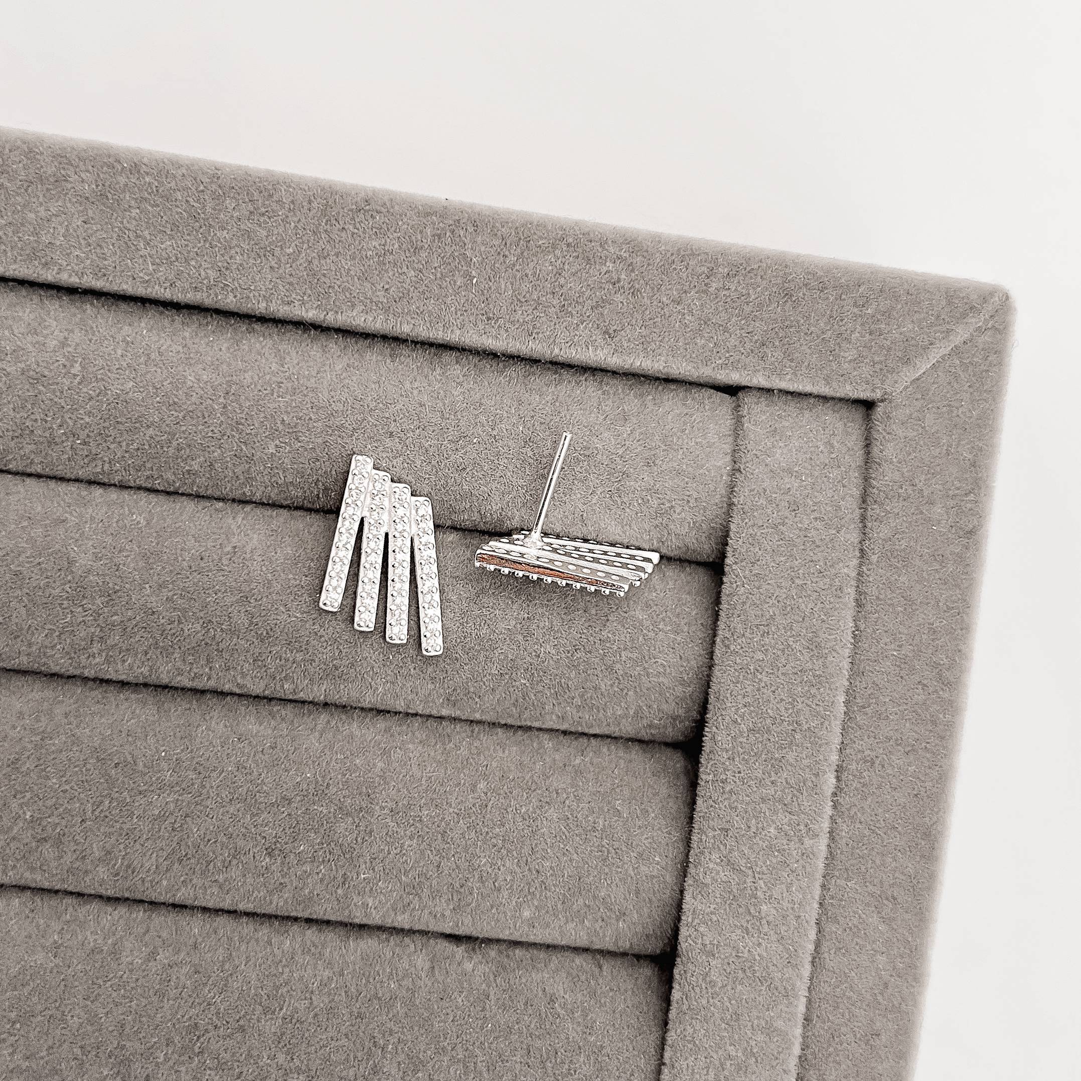 Brinco 4 palitos cravejados 17mm