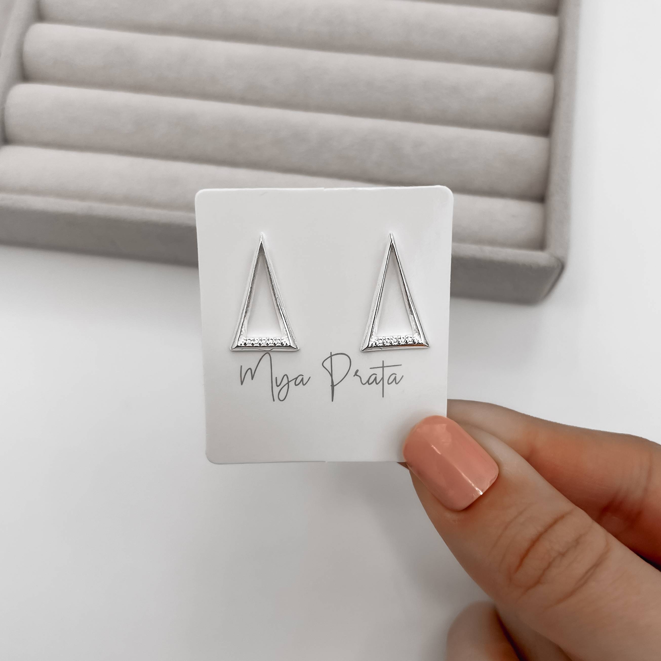 Imagem Brinco triângulo vazado detalhe cravejado 20mm