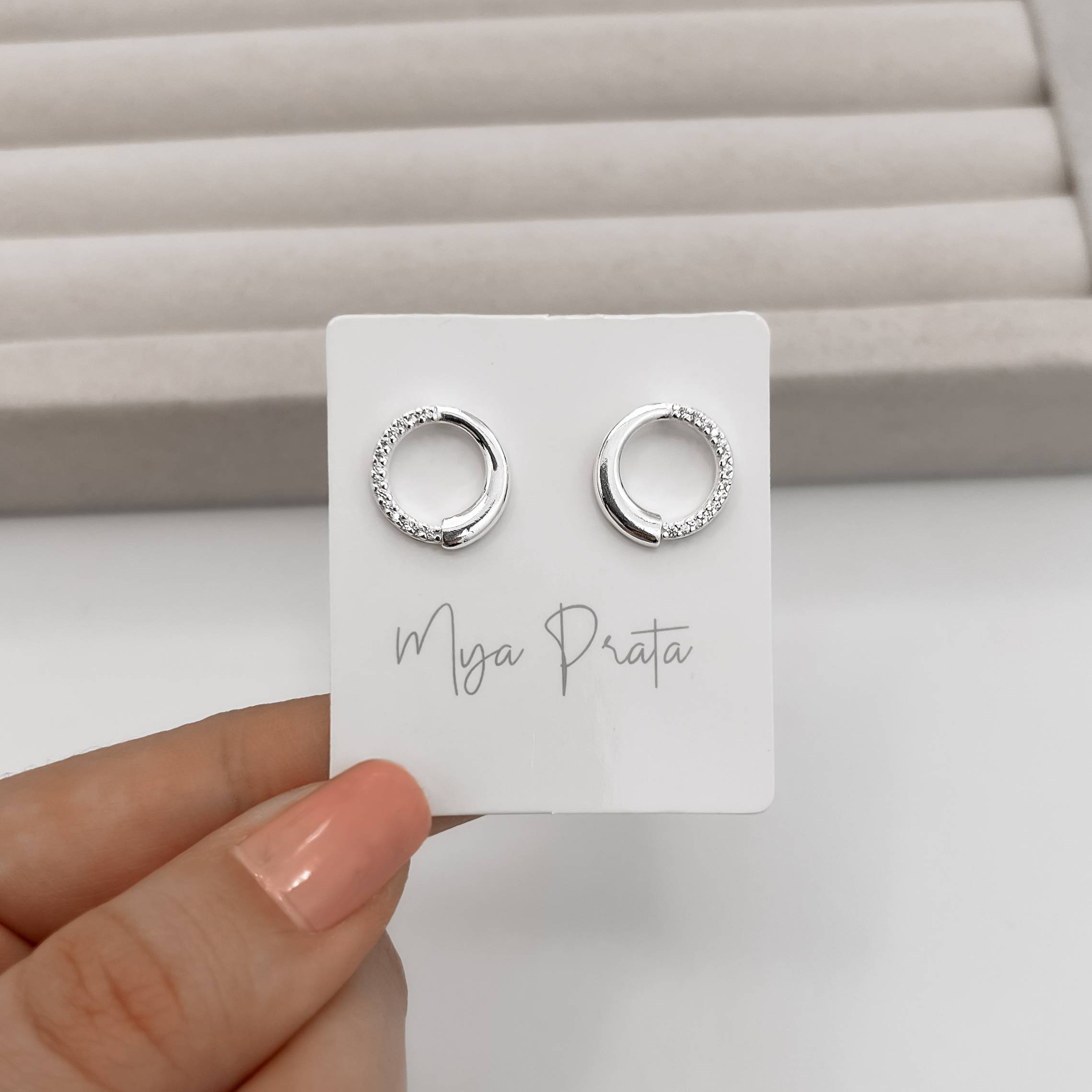 Imagem Brinco círculo vazado detalhe cravejado 14mm