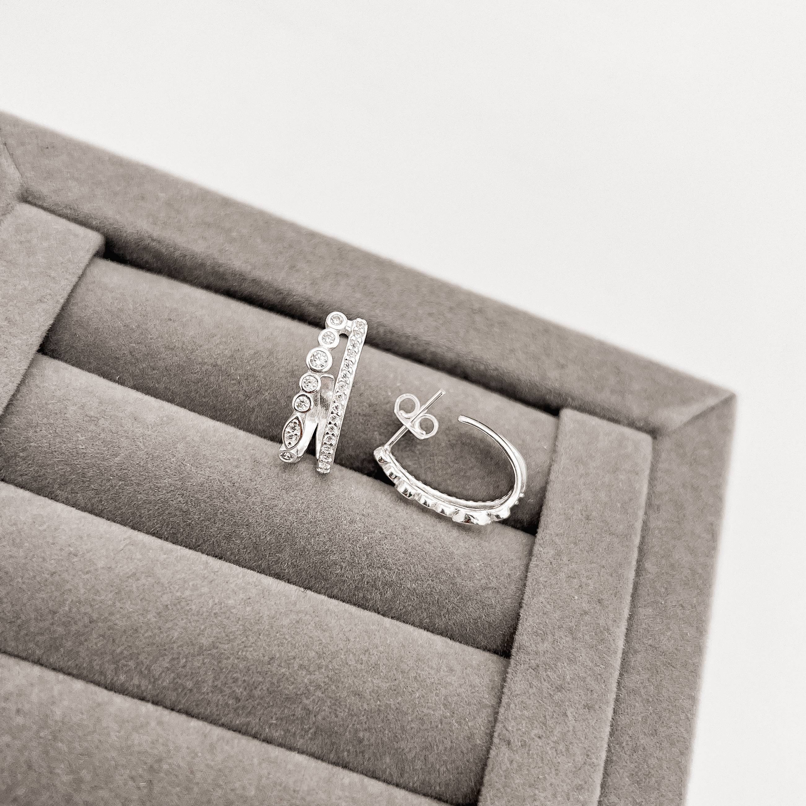 Imagem Argola oval 2 fios com zircônias 18mm tarraxa