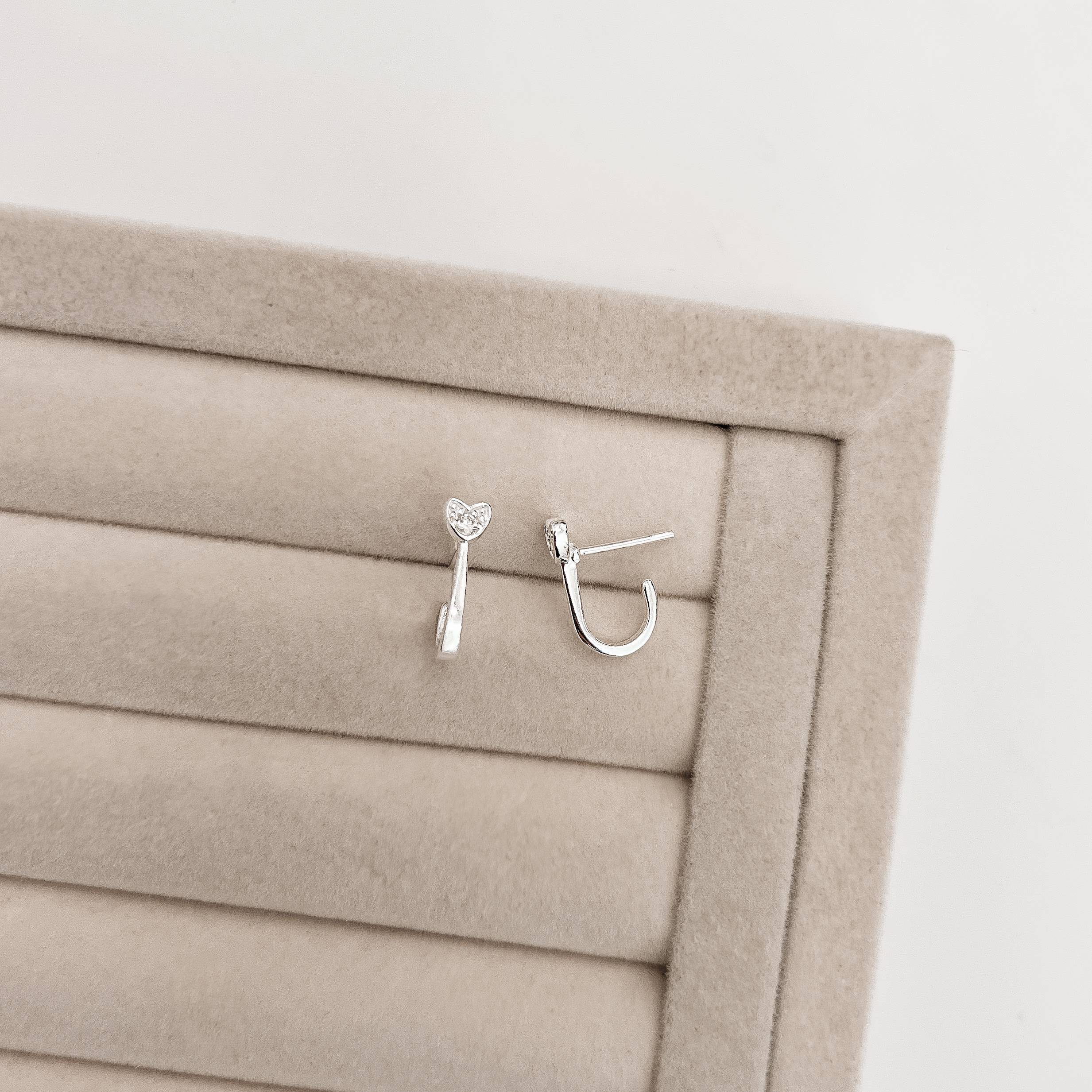 Imagem Secundária Brinco meia argola coração cravejado 15mm