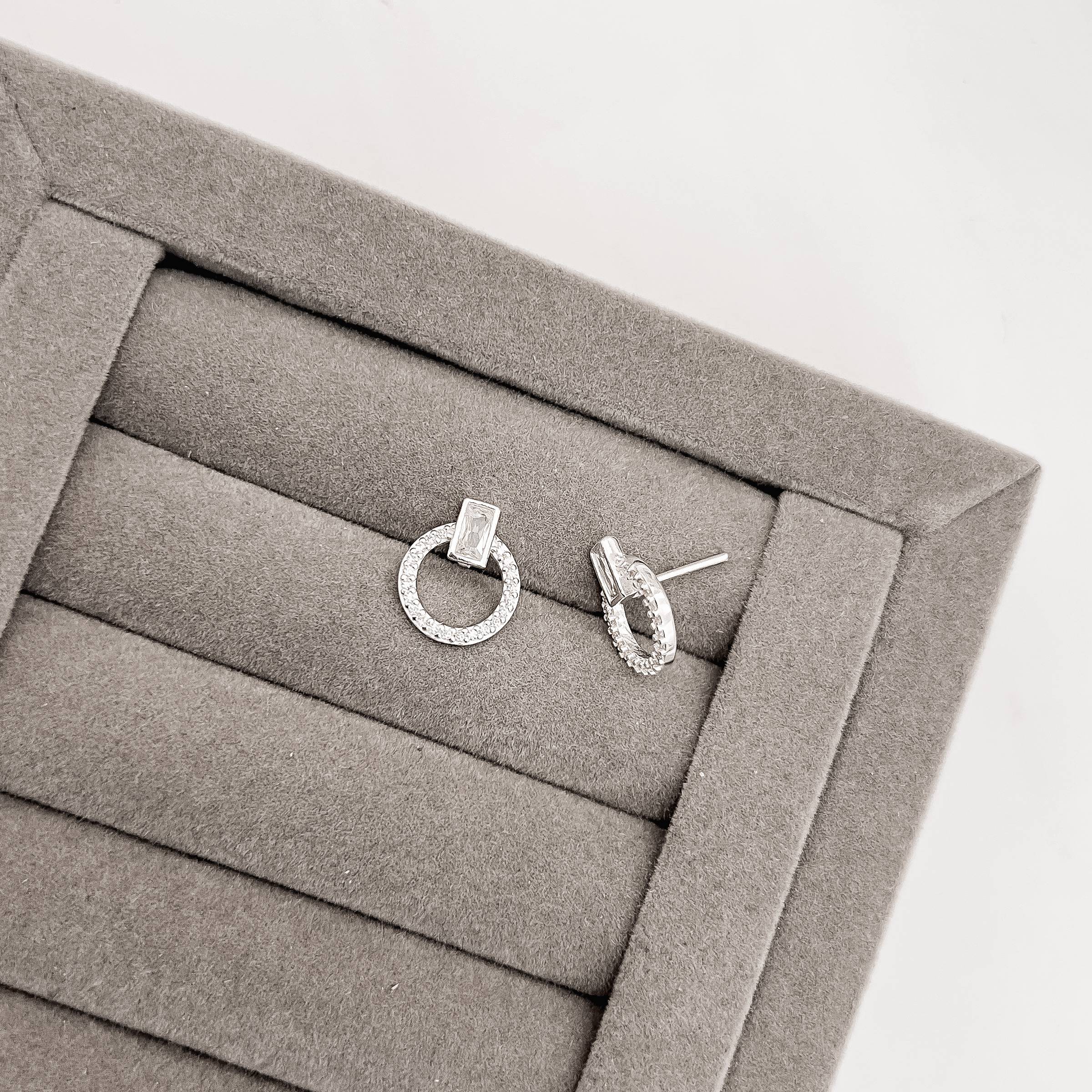 Brinco zircônia retangular com círculo vazado cravejado 14mm