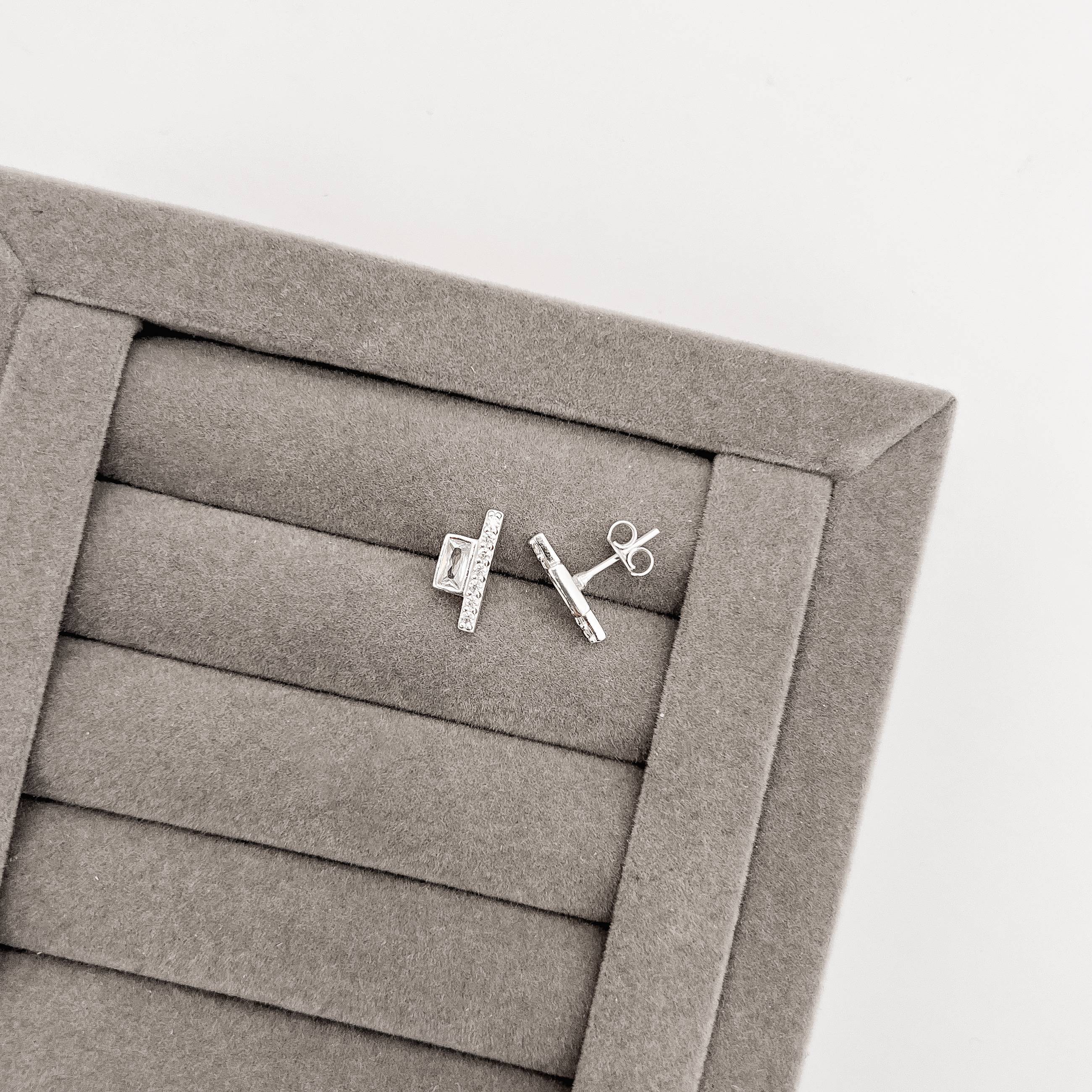 Imagem Brinco zircônia retangular com palito cravejado 13mm