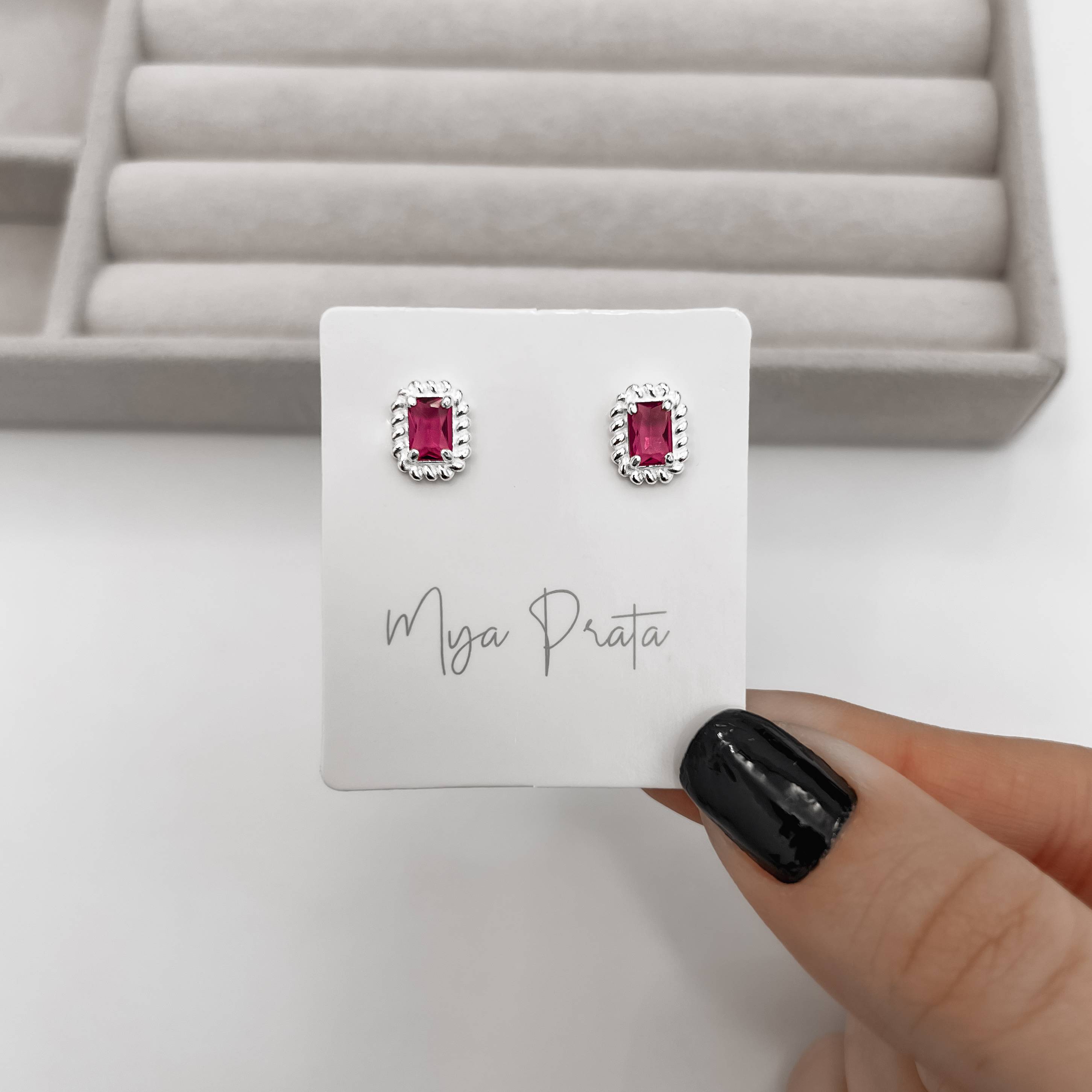 Imagem Secundária Brinco zircônia retangular cereja detalhe torcido 10mm