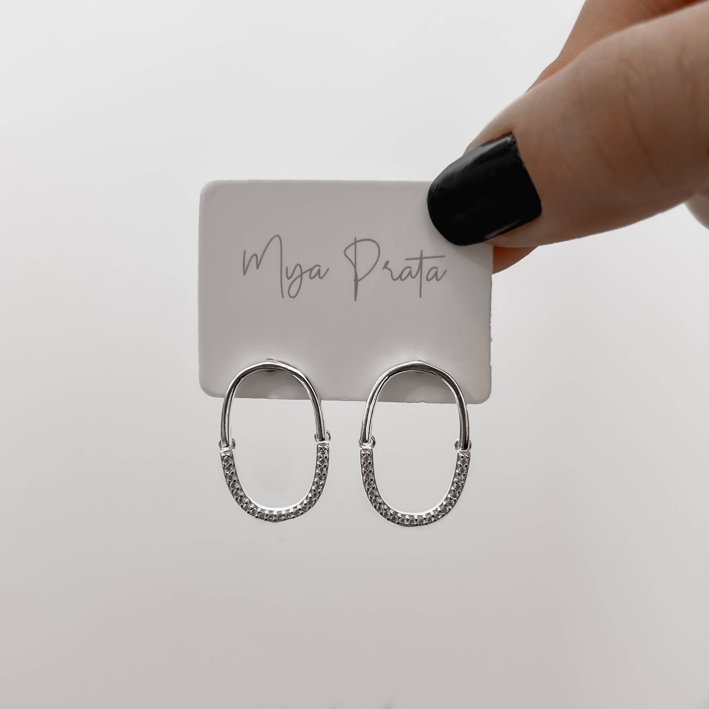 Brinco oval vazado com pingente cravejado 22mm