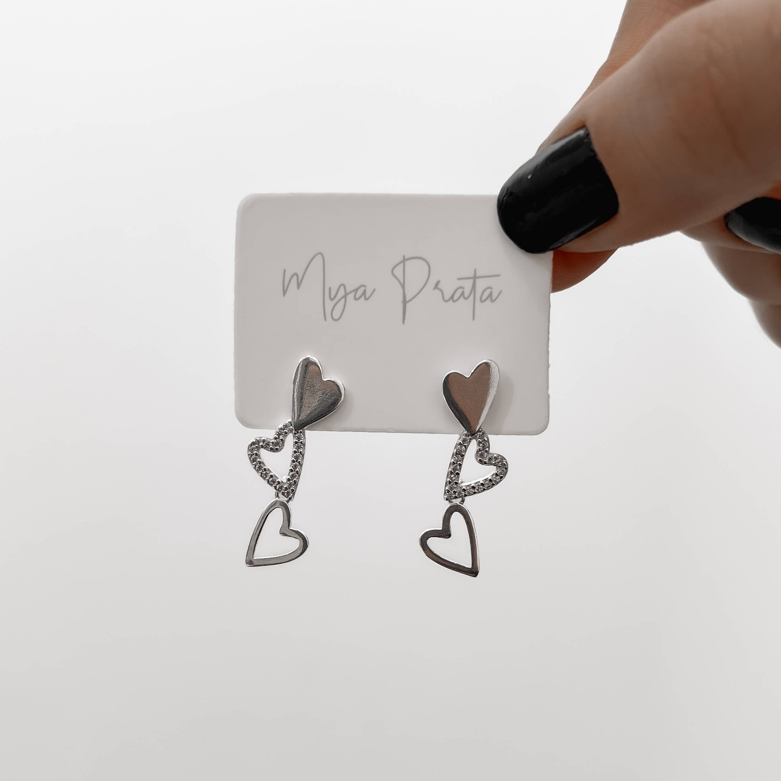 Imagem Brinco corações alongados liso e cravejado 19mm pingente coração vazado