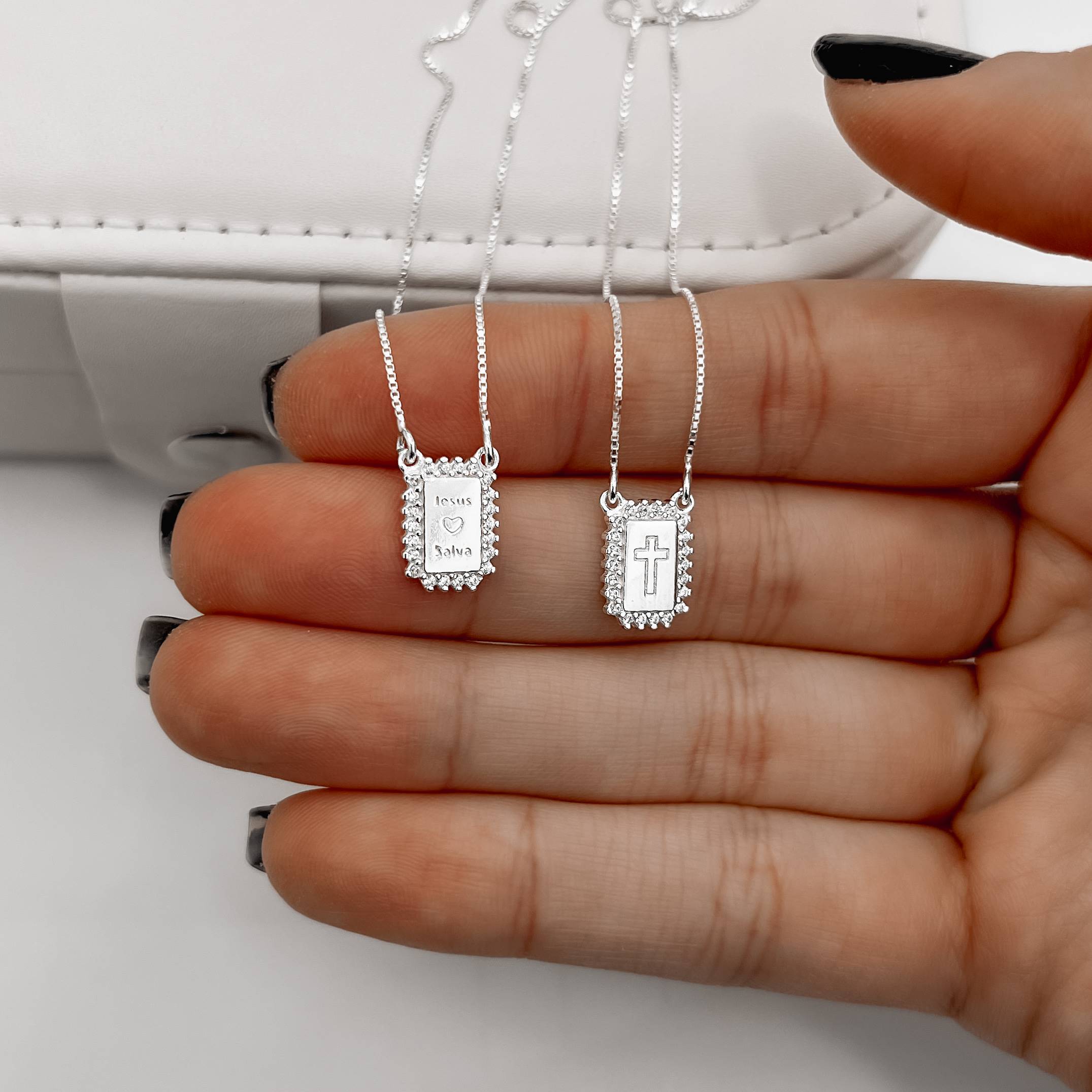 Escapulário medalhas cravejadas cruz e Jesus salva v12 60cm