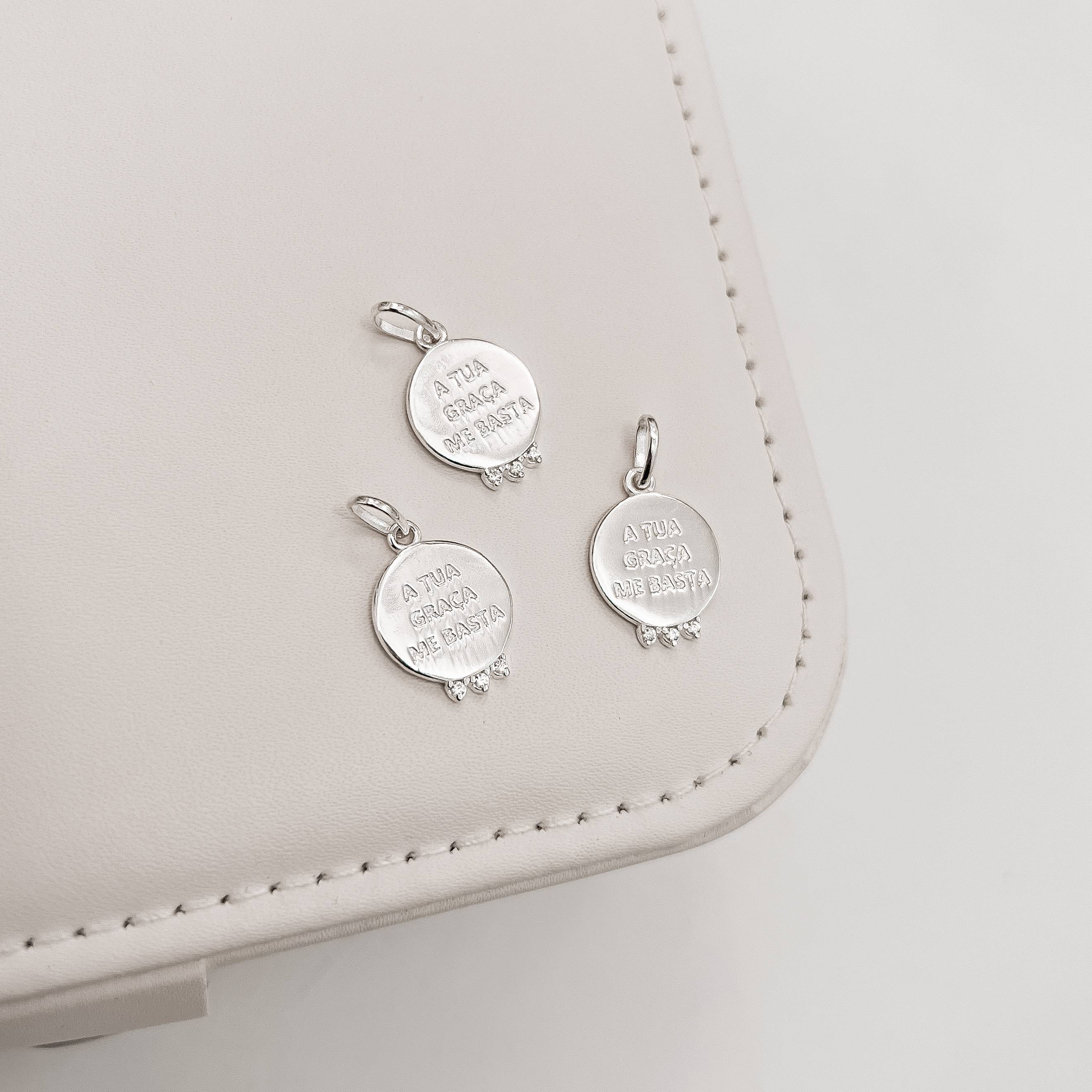Pingente medalha a tua graça me basta 14mm com zircônias