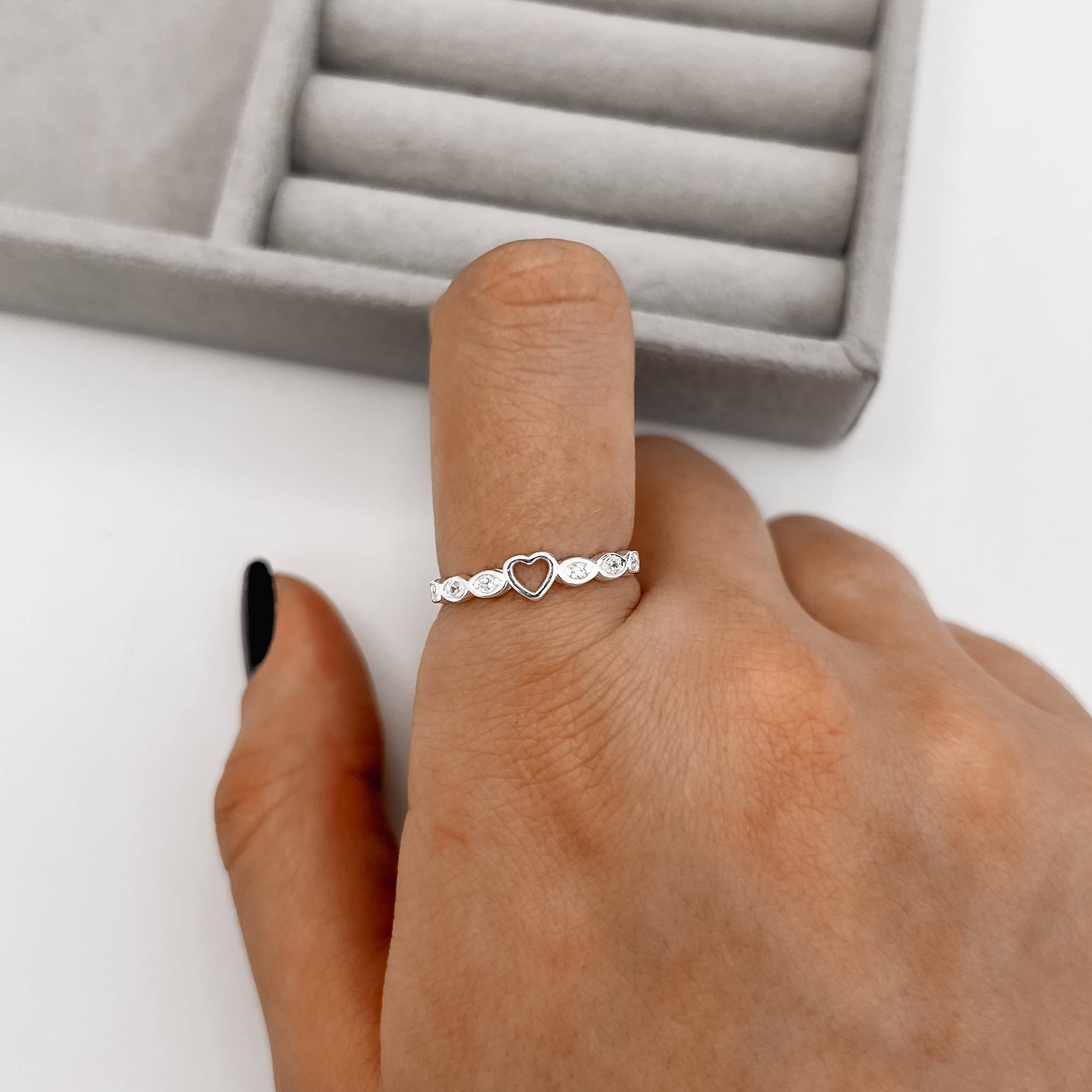 Imagem Anel coração vazado com navetes cravejados