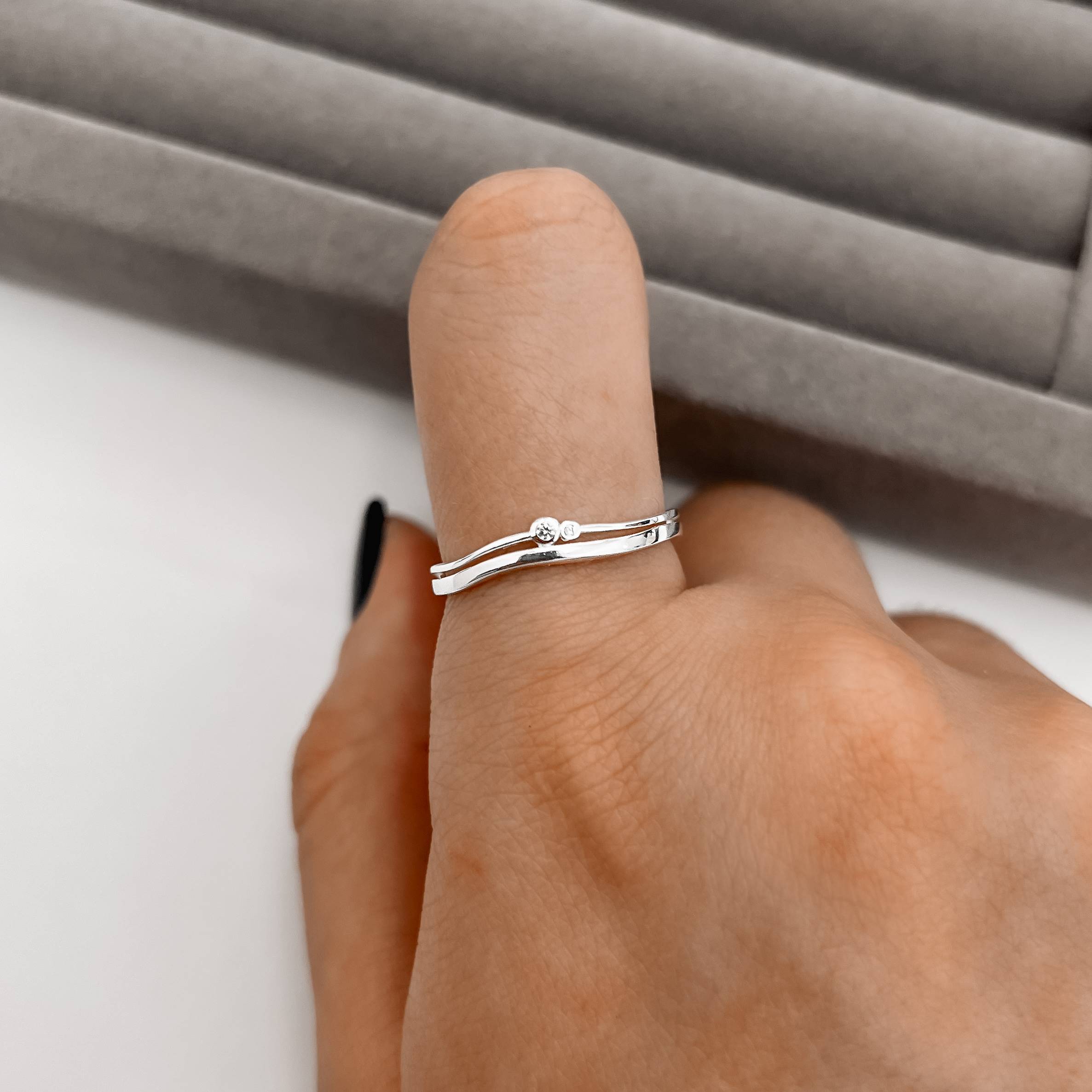 Imagem Secundária Anel ondulado fio duplo com zircônias