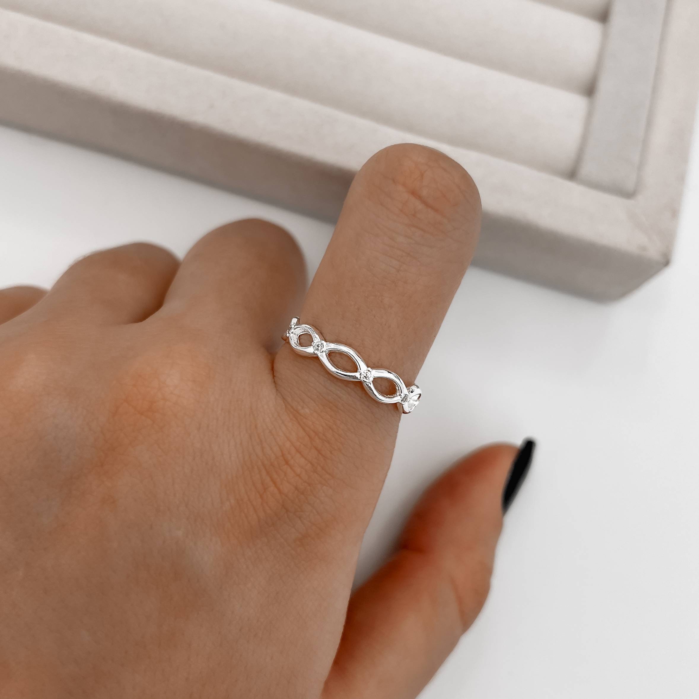 Imagem Secundária Anel navetes vazados e zircônias