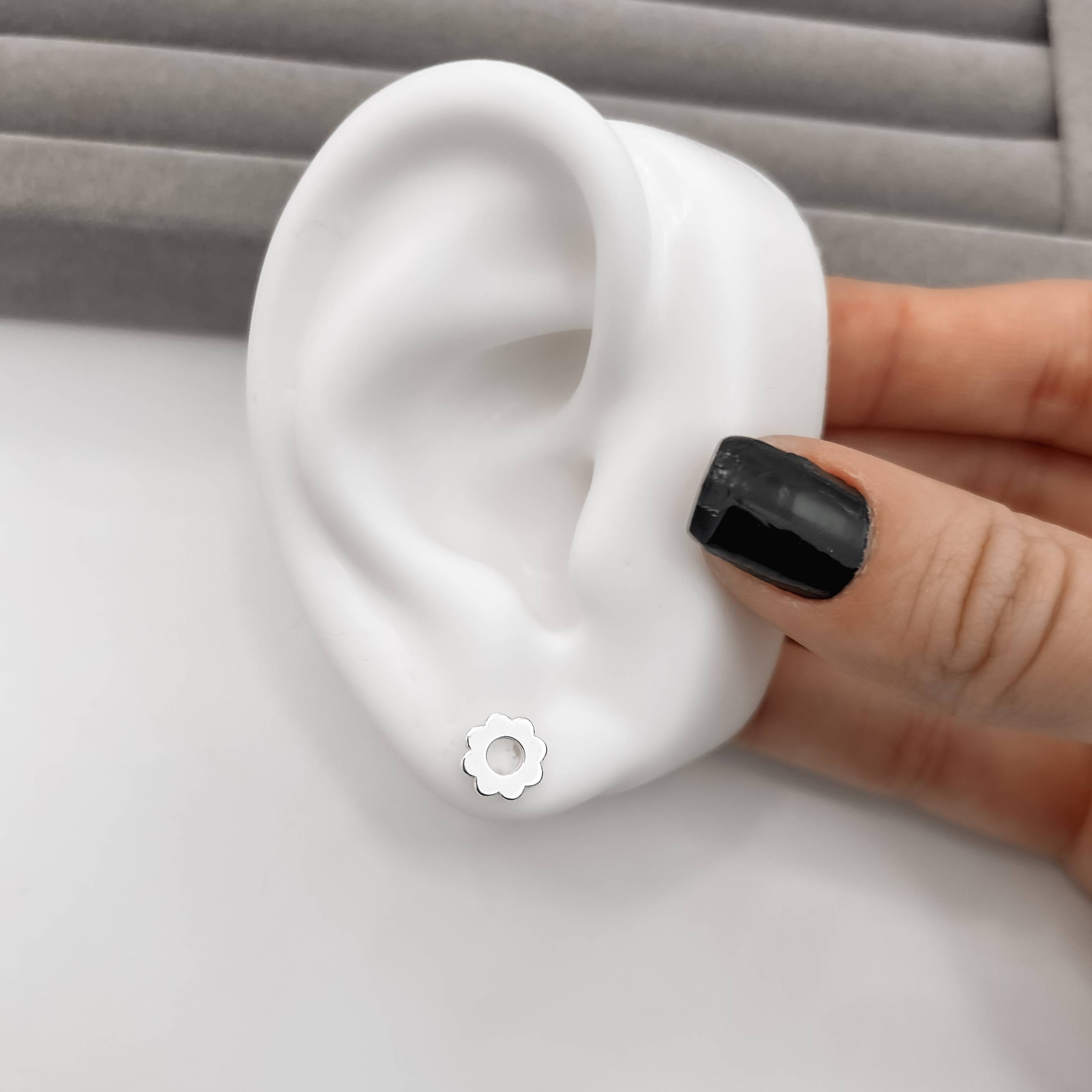 Imagem Brinco flor detalhe vazado 8mm