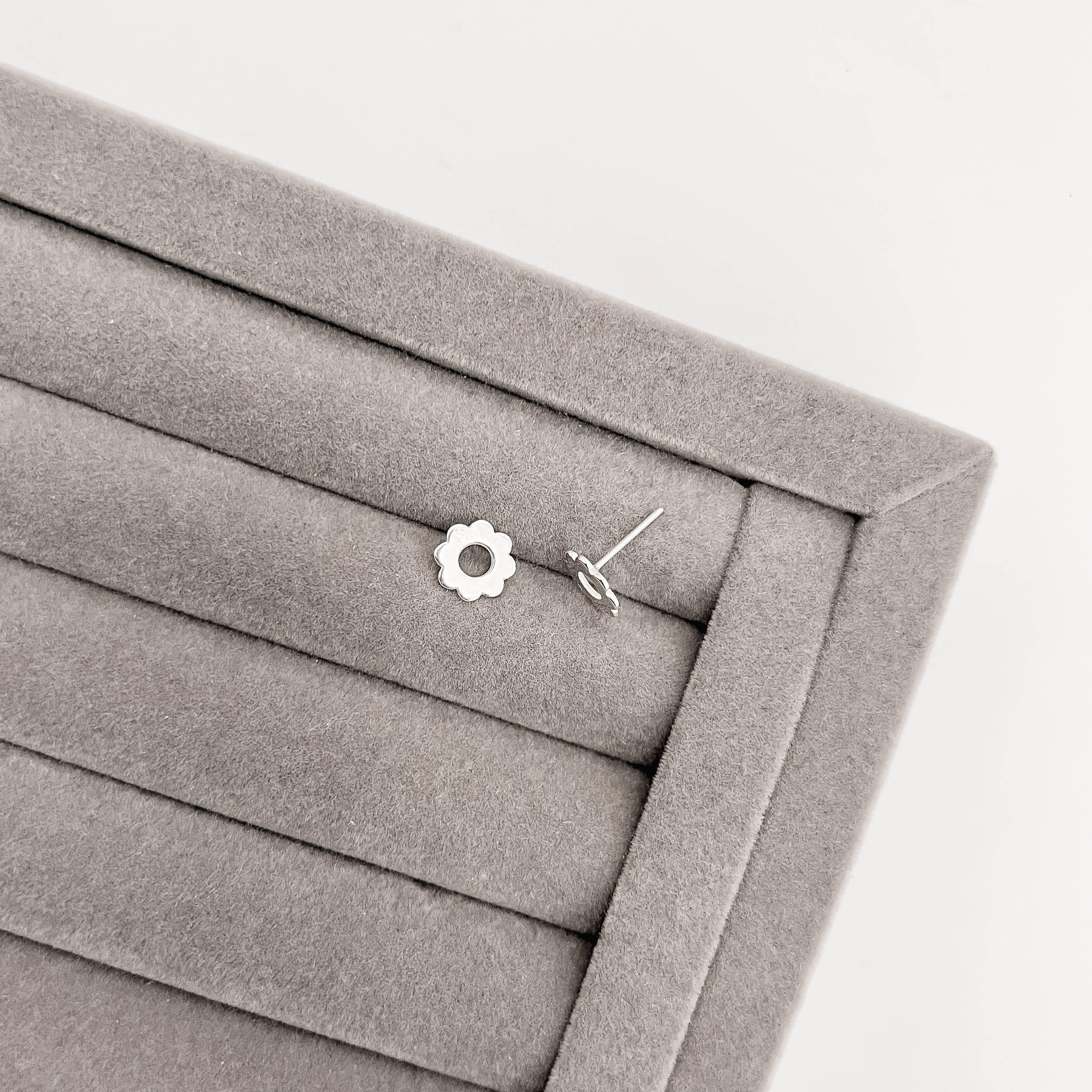 Imagem Secundária Brinco flor detalhe vazado 8mm