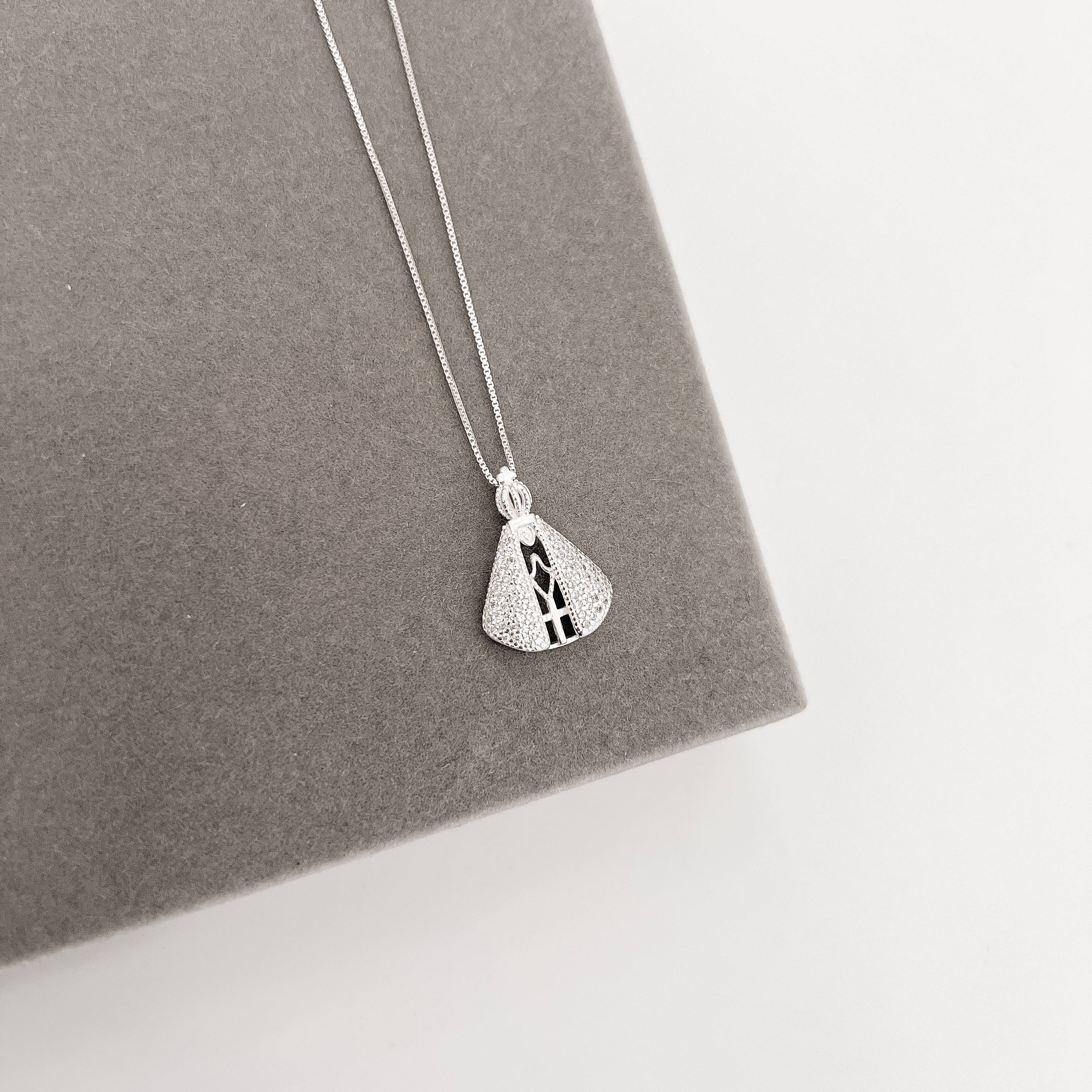 Colar Nsa. Sra. Aparecida trabalhada cravejada 21mm 45cm