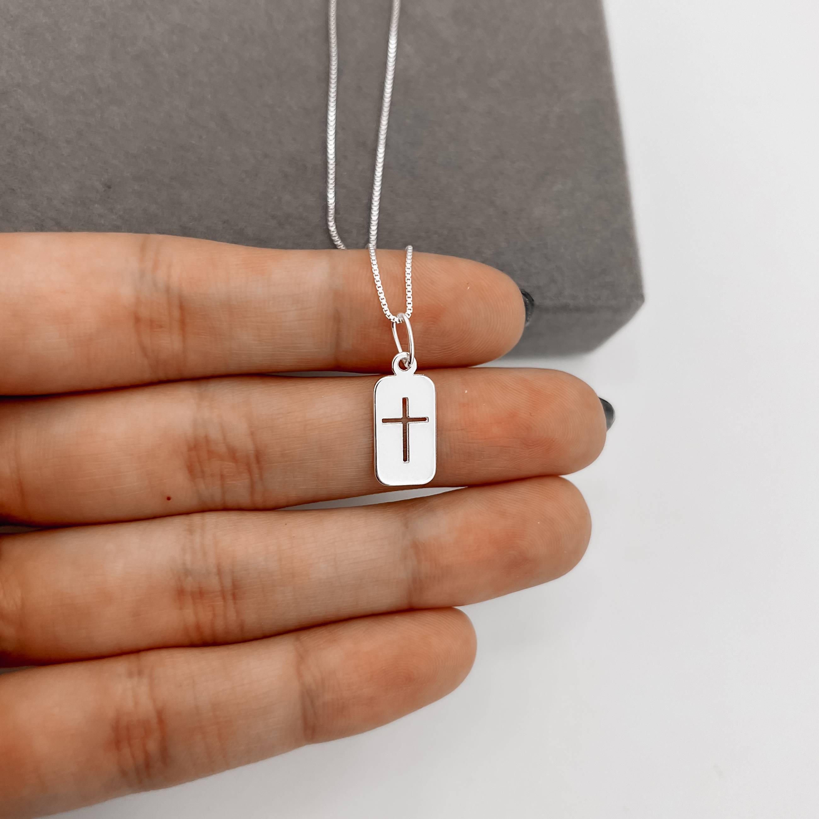 Colar pingente placa cruz vazada 14mm 45cm