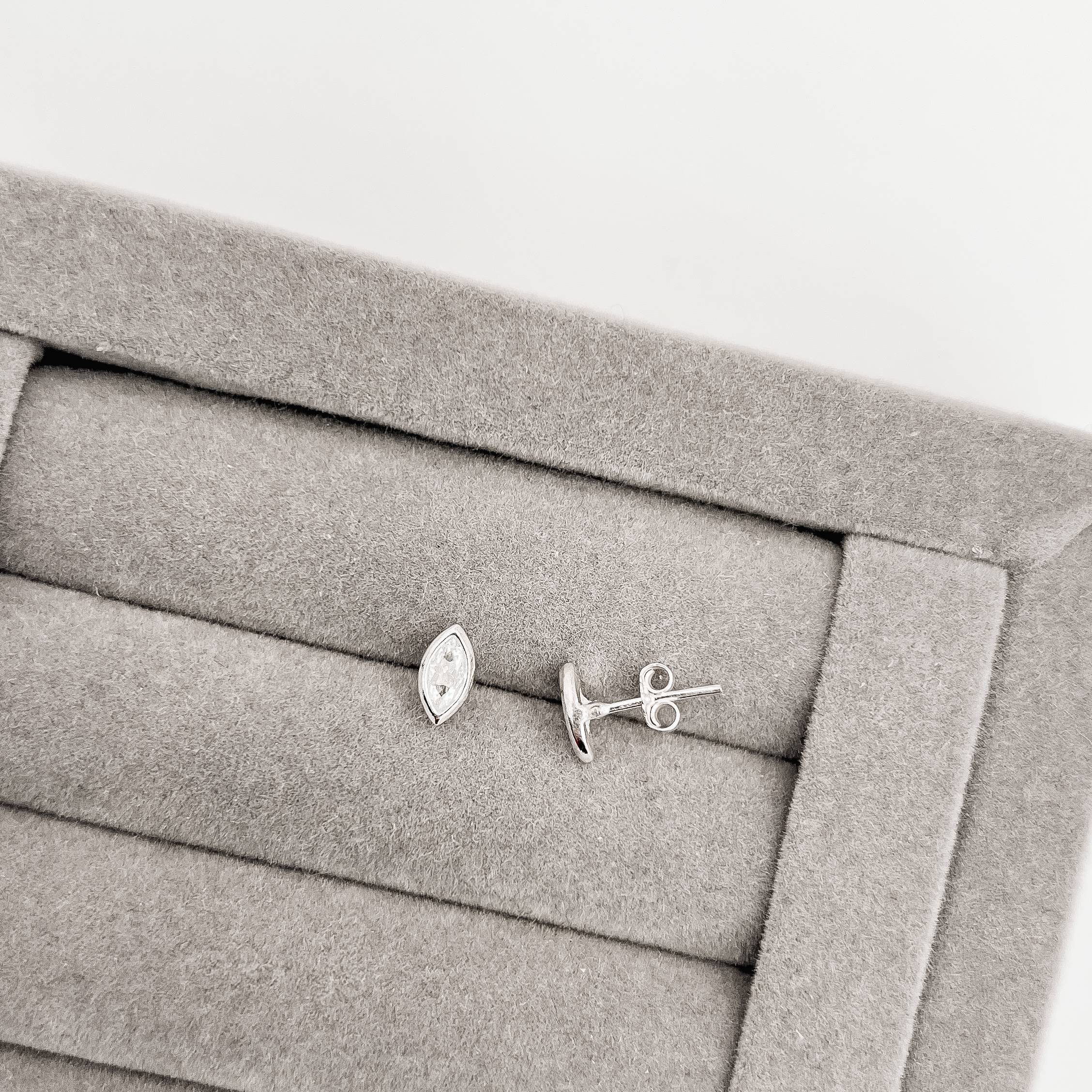 Imagem Brinco zircônia navete 8mm