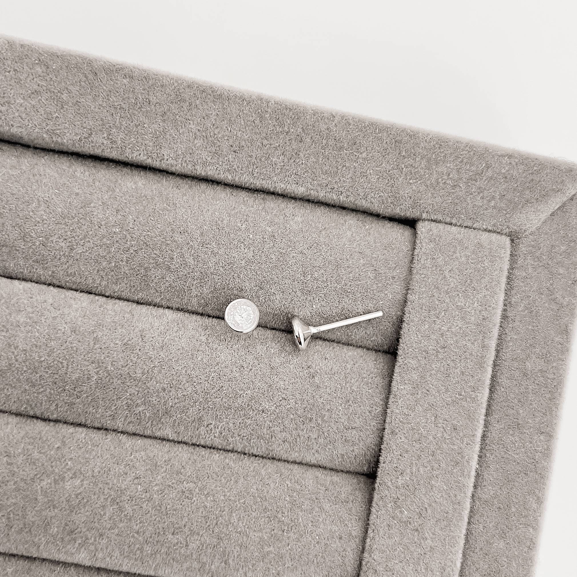 Imagem Secundária Brinco zircônia redonda embutida cristal 4mm