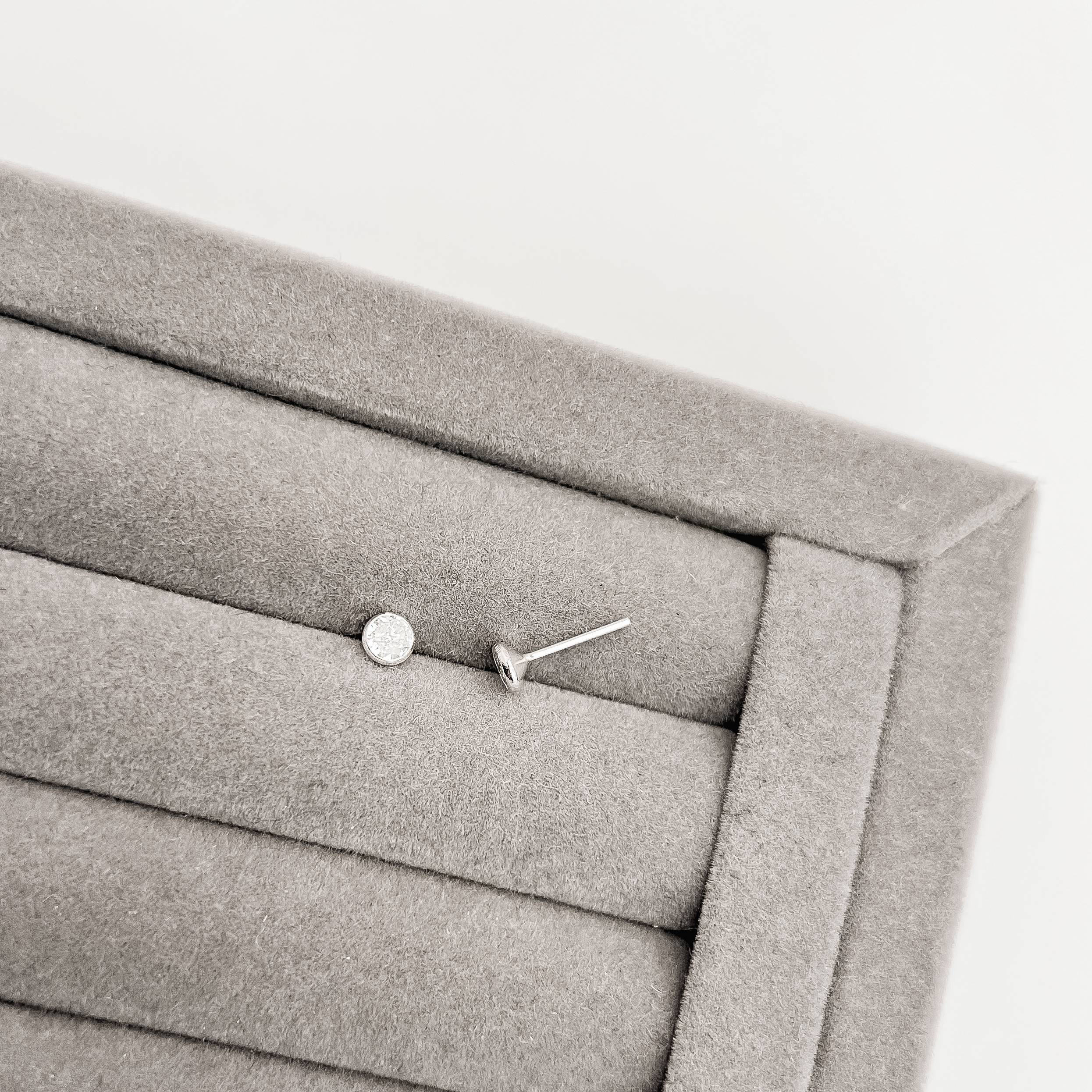 Brinco zircônia redonda cristal embutida 4mm