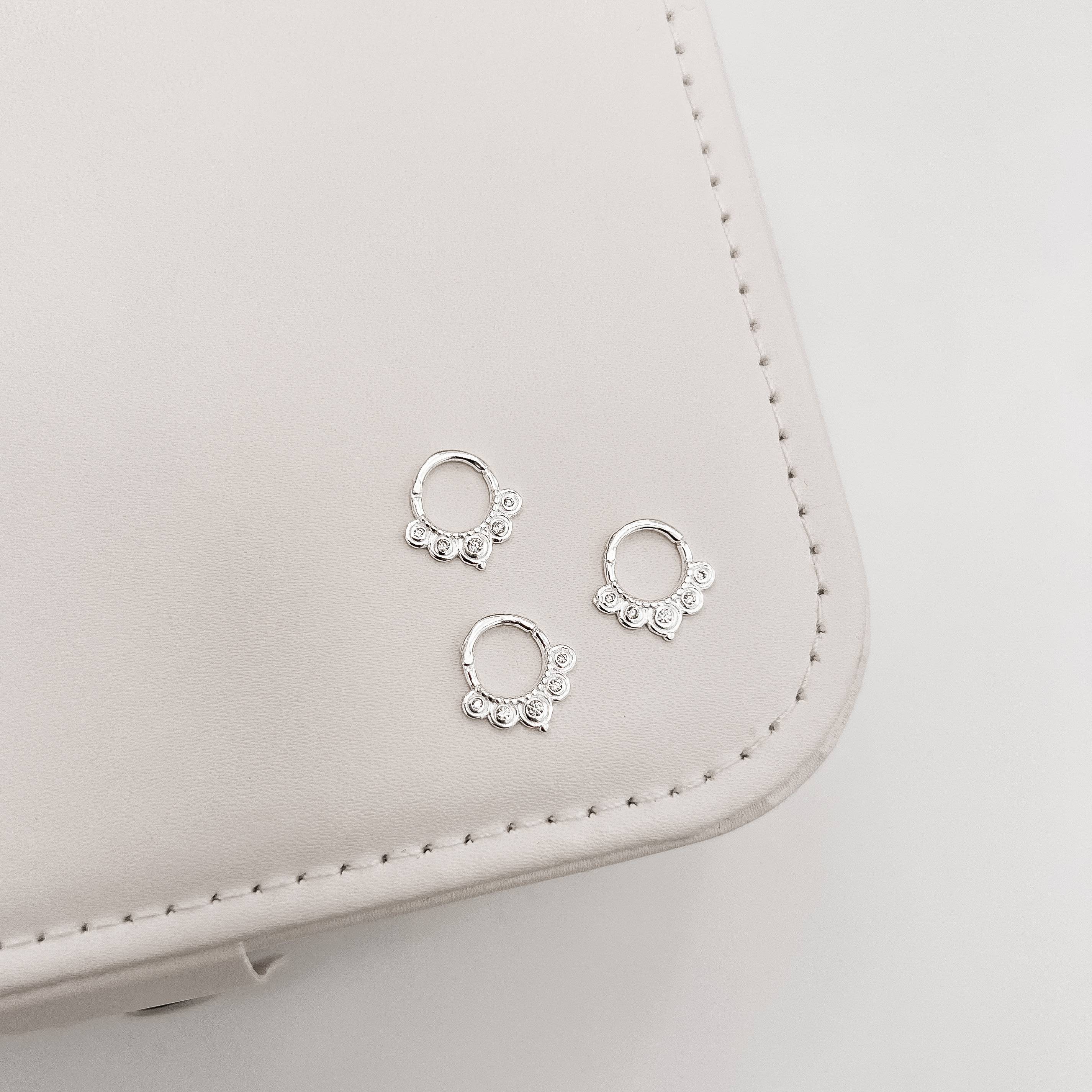 Piercing argola rendada zircônias 7mm trava orelha esquerda