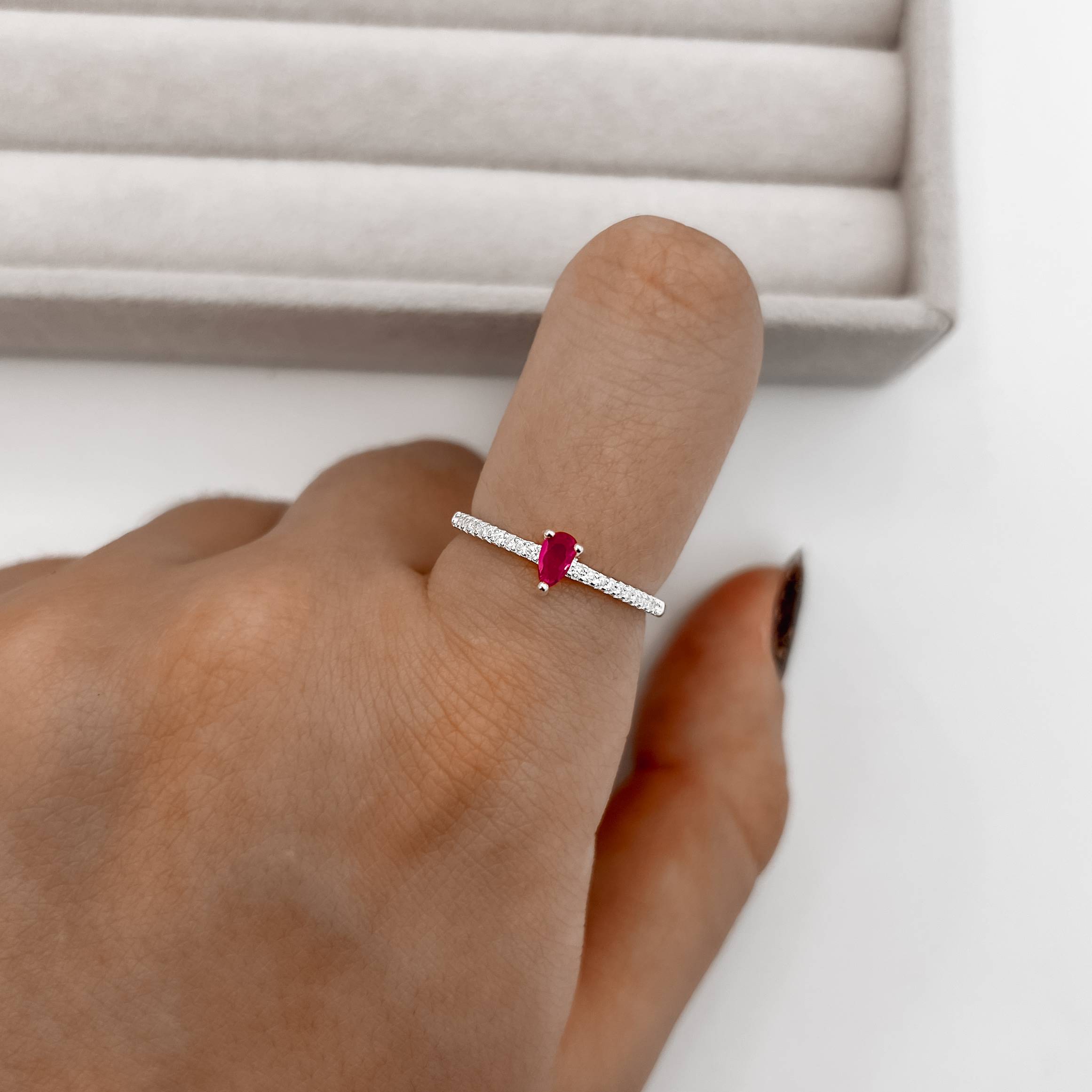 Imagem Secundária Anel meia aliança com zircônia gota cereja 5mm