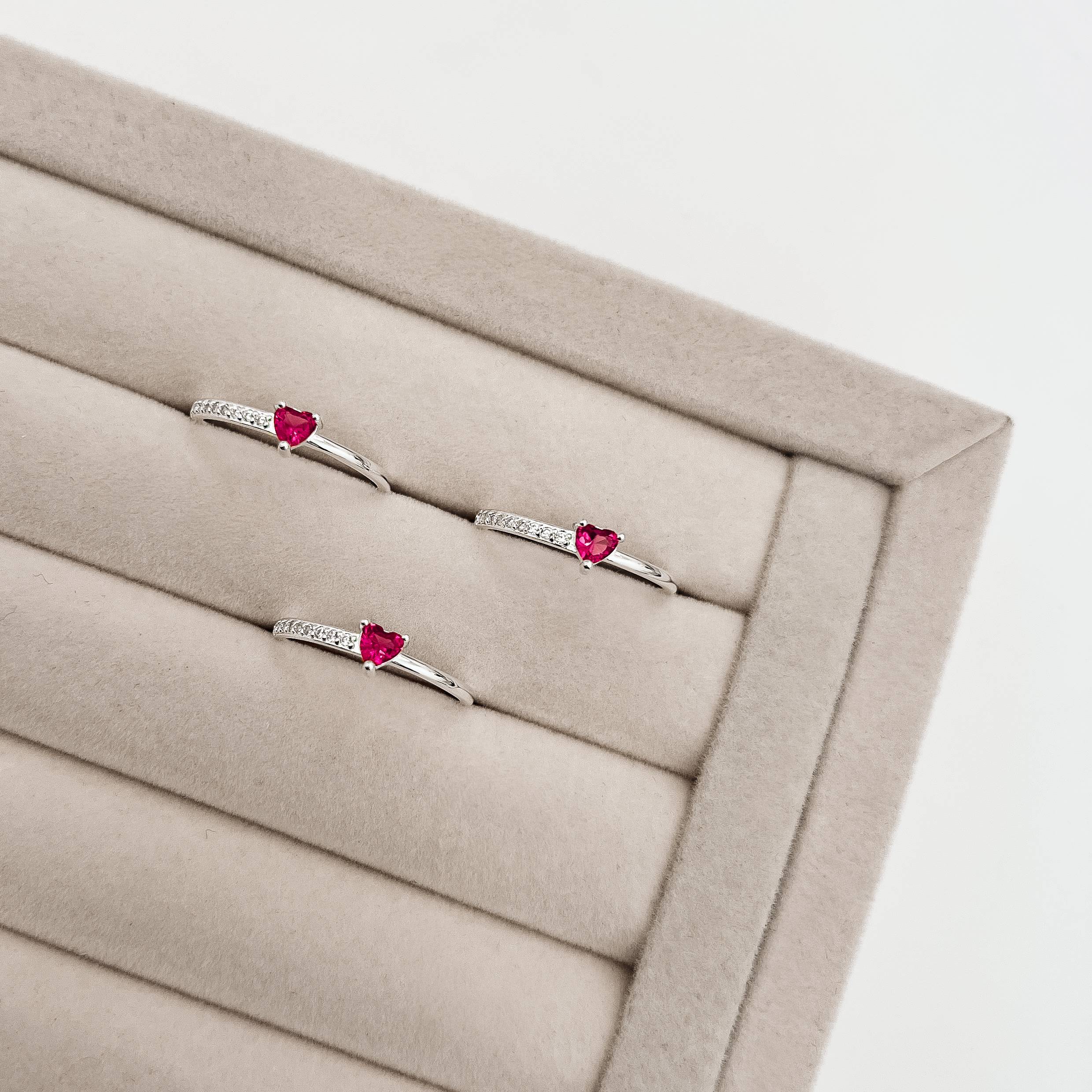 Imagem Secundária Anel zircônia coração cereja com cravejado lateral