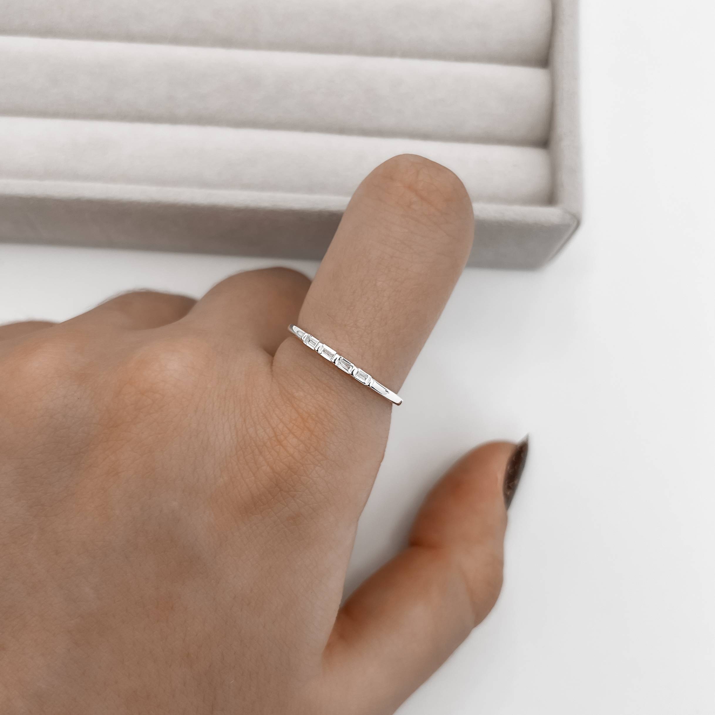 Imagem Secundária Anel 4 zircônias retangulares