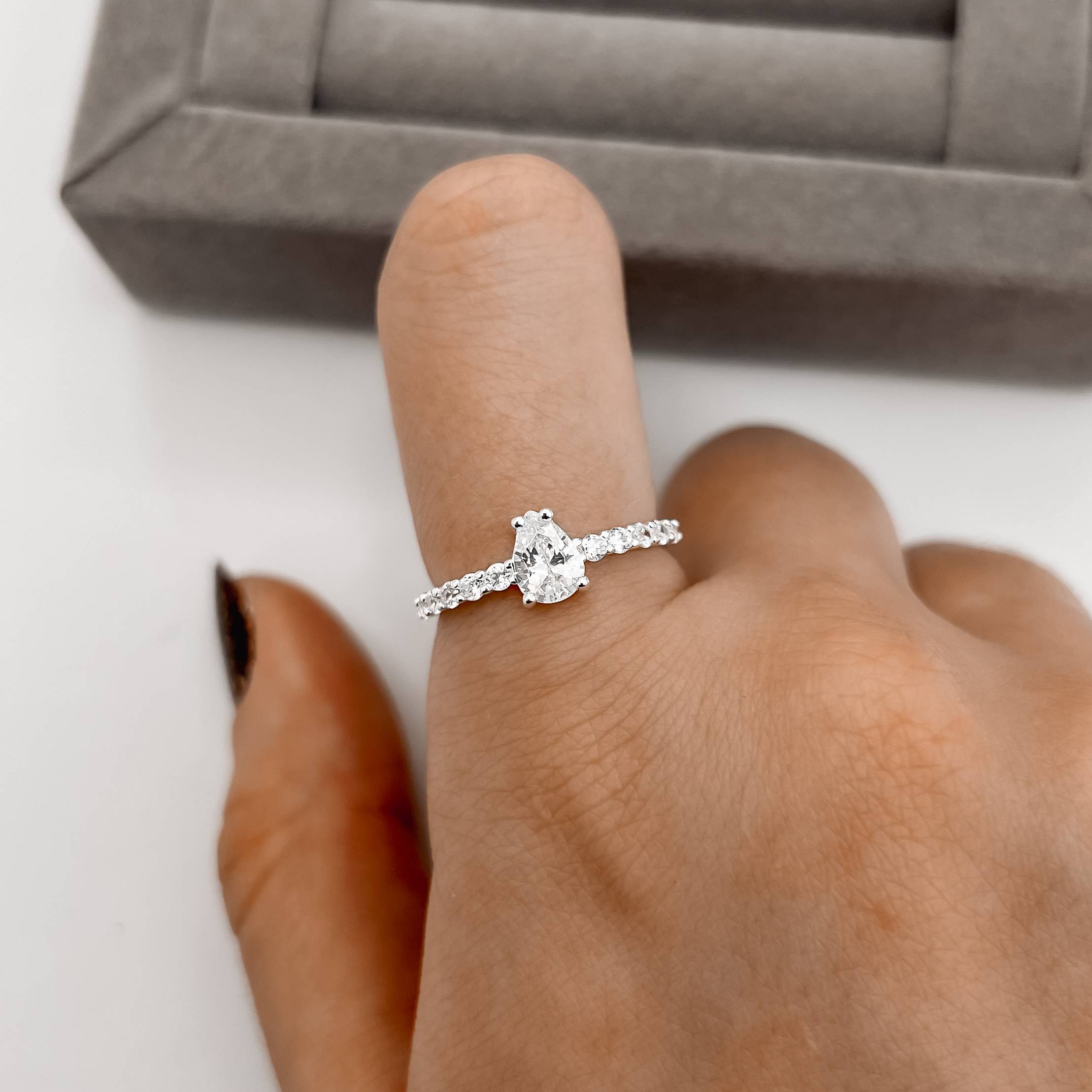 Imagem Anel meia aliança com zircônia gota 7mm