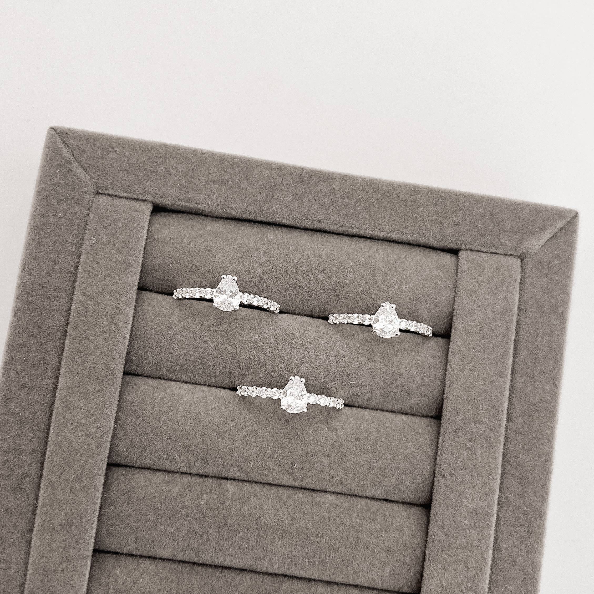 Imagem Secundária Anel meia aliança com zircônia gota 7mm