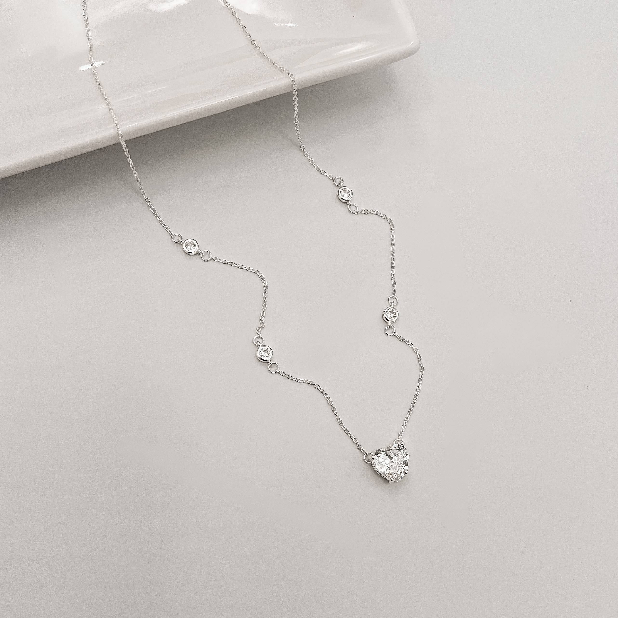 Imagem Secundária Colar entremeios zircônias coração 8mm e redondas 3mm 40+5cm