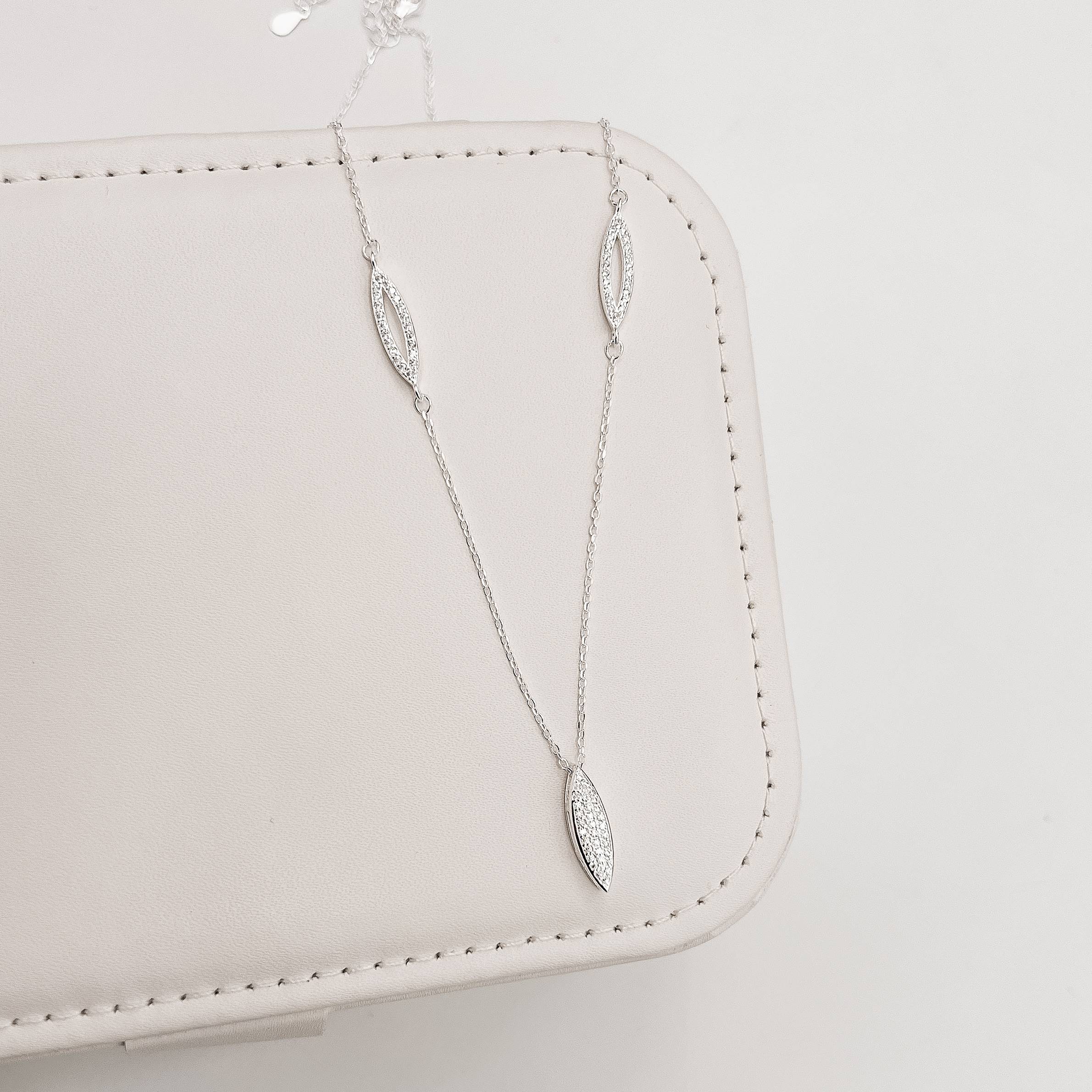 Colar pingente navete cravejado 16mm com entremeios navetes vazados 40+5cm