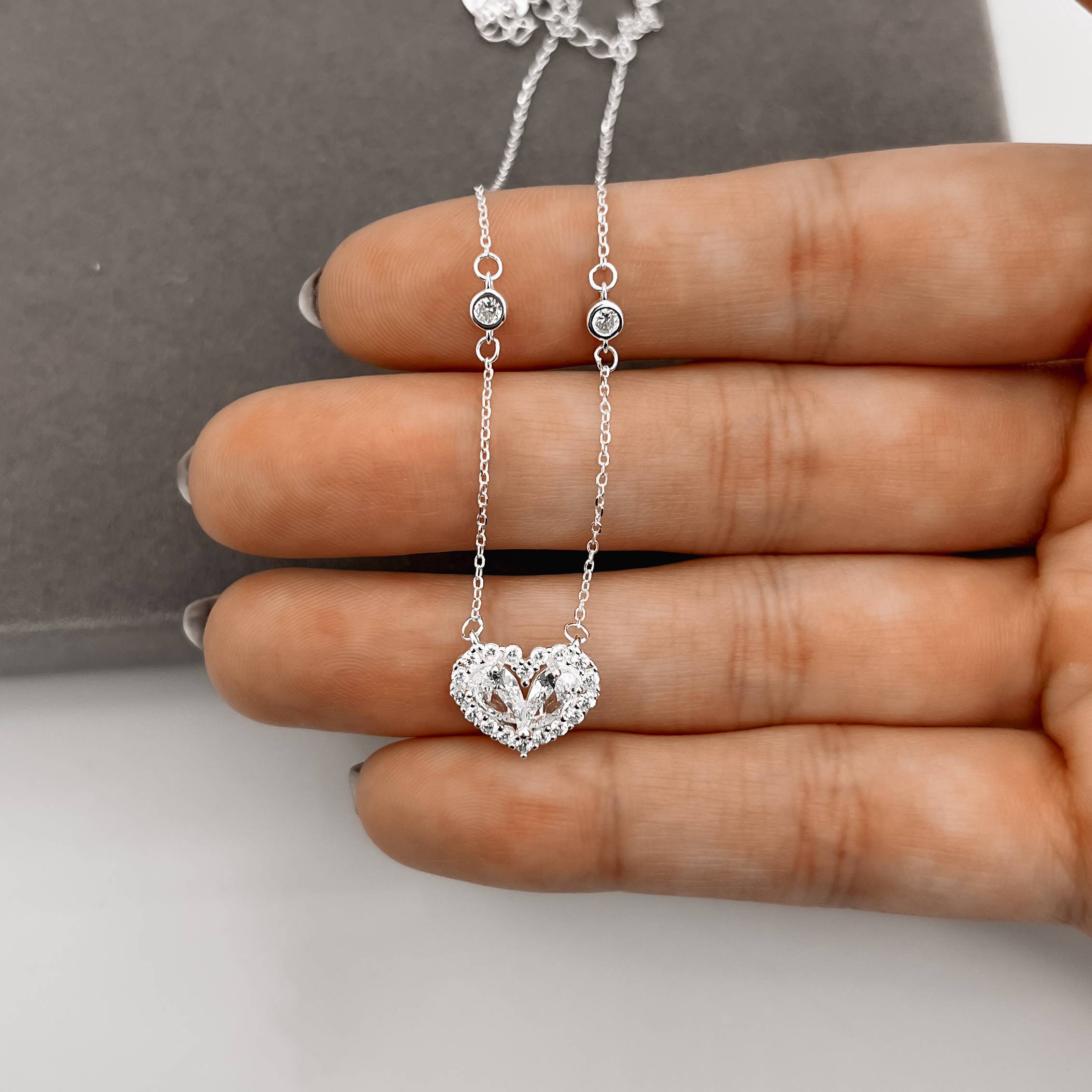 Imagem Secundária Colar coração cravejado 13mm com entremeios zircônias 40+5cm